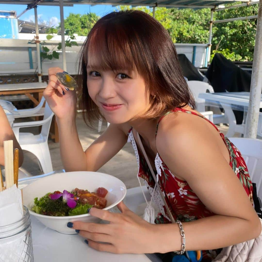 菅原美優のインスタグラム：「ハートロックと飯！！🌺🫶🏻  #沖縄 #okinawa #海 #沖縄旅行 #旅行 #古宇利島 #夏休み #シュノーケリング #ビーチ #沖縄料理 #めんそーれ #sea#沖縄グルメ #沖縄カフェ #沖縄観光」