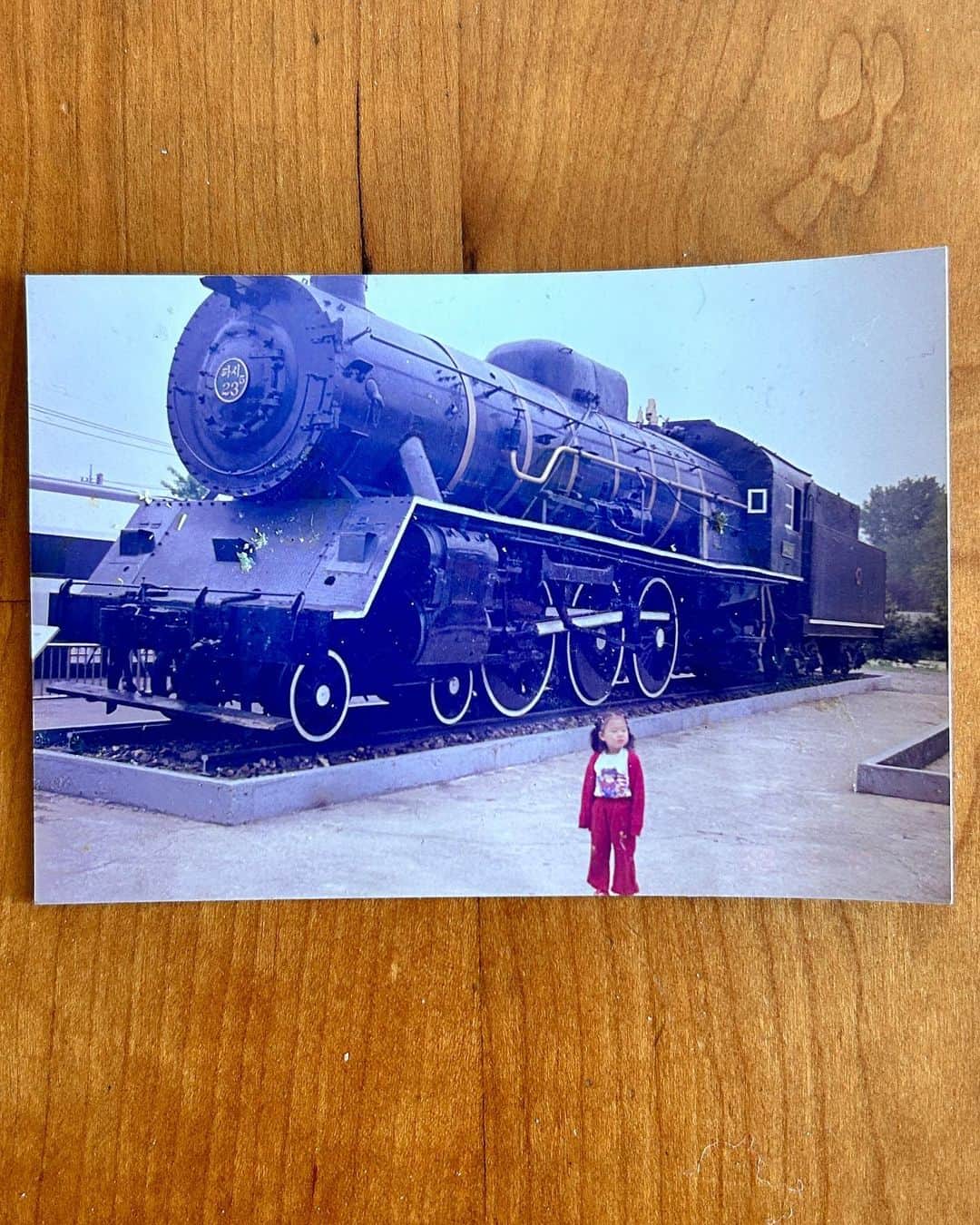 ホン・ヨンギさんのインスタグラム写真 - (ホン・ヨンギInstagram)「어릴때 철도박물관에서 기차와 찍었던 사진을  똑같이 찍어보고자 왔는데 관람제한이라뇨 🥹」10月1日 22時58分 - kisy0729