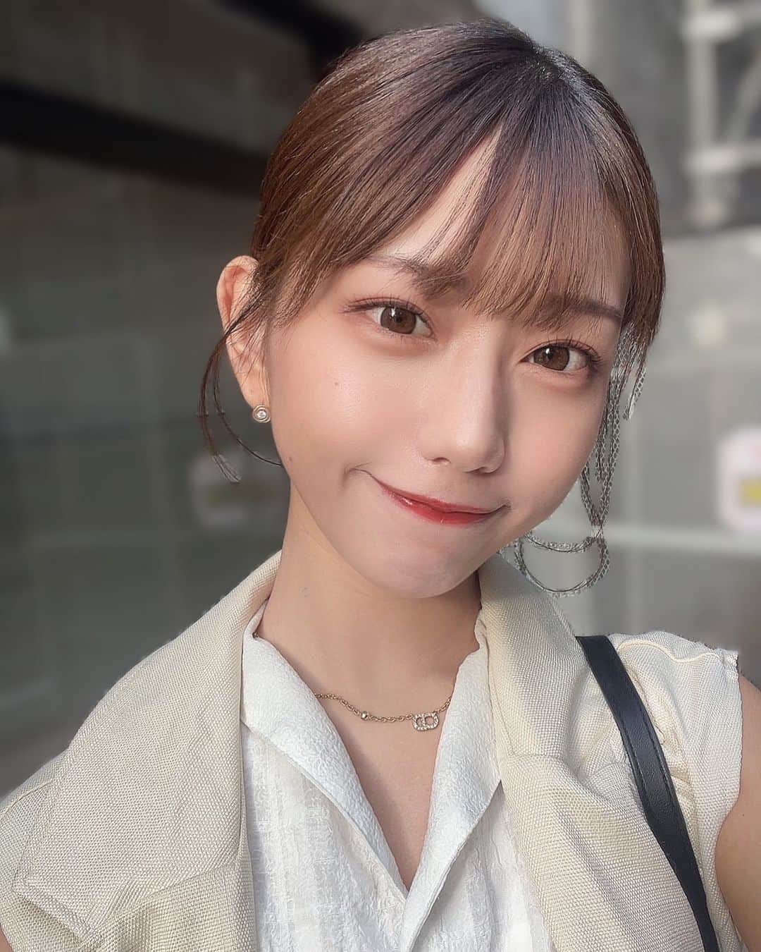 のインスタグラム：「☺︎︎︎︎  この前小顔矯正も行ったらしっかり顔のパーツが左右対称にして頂いたので最近盛れます！最高です^^✨」