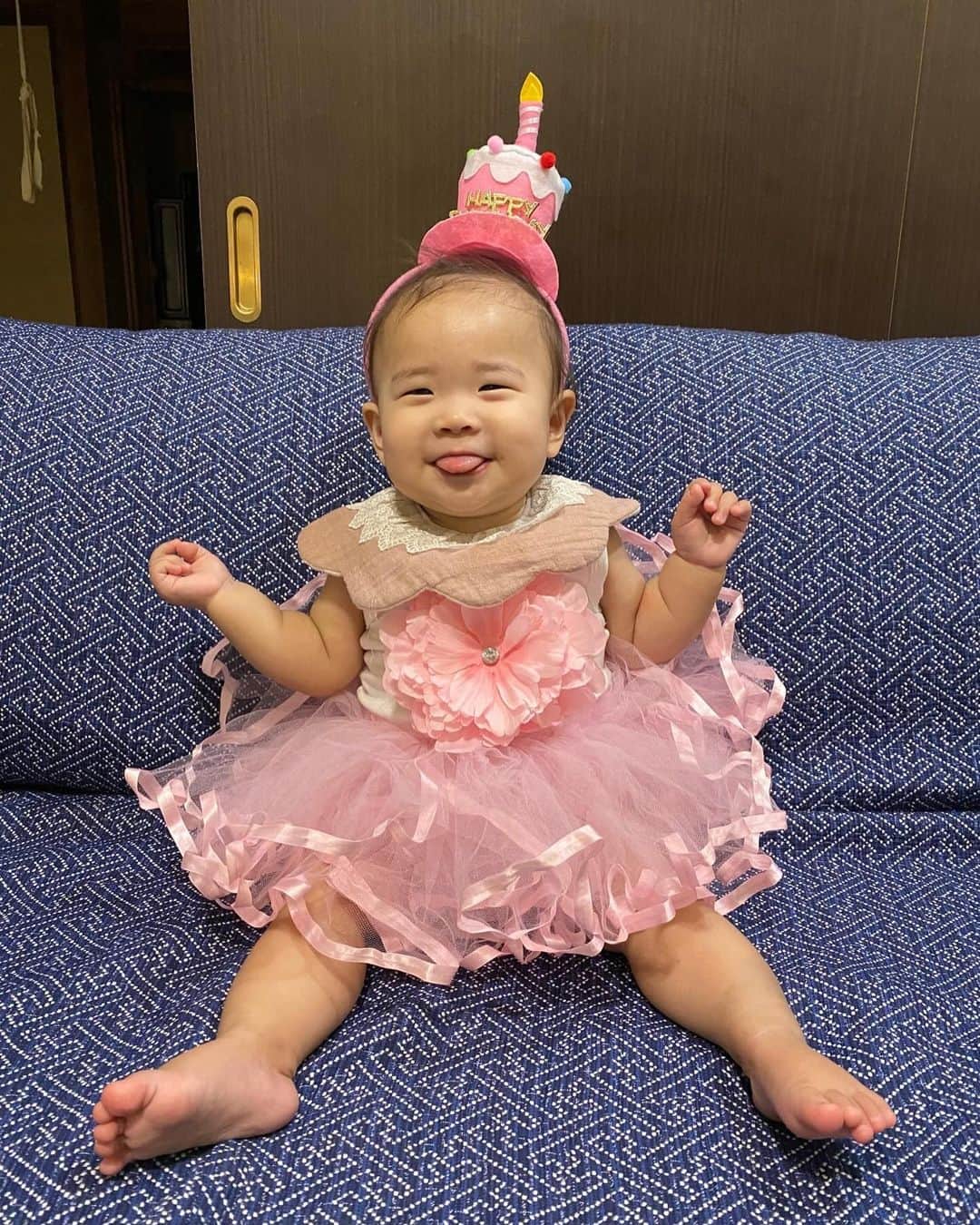 下野佐和子さんのインスタグラム写真 - (下野佐和子Instagram)「2023.10.1 娘さん👶🏻1歳のお誕生日でした♡  色々な初めてを経験して、 一緒に楽しんだり👏🏻喜んだり✨ 入院した時には本当に、 先のことが見えない様な不安に かられたりもしたけど.....  先ずはこうして、娘が笑って お誕生日を迎えることができて🎂 良かったと思います😊💞  たくさん笑って、 また楽しい一年にしていこうね❣️  #誕生日 #はじめての誕生日 #1歳になりました #2022生まれベビー #ウエスト症候群 #娘応援団 #記録」10月1日 22時59分 - osawadon_sawako