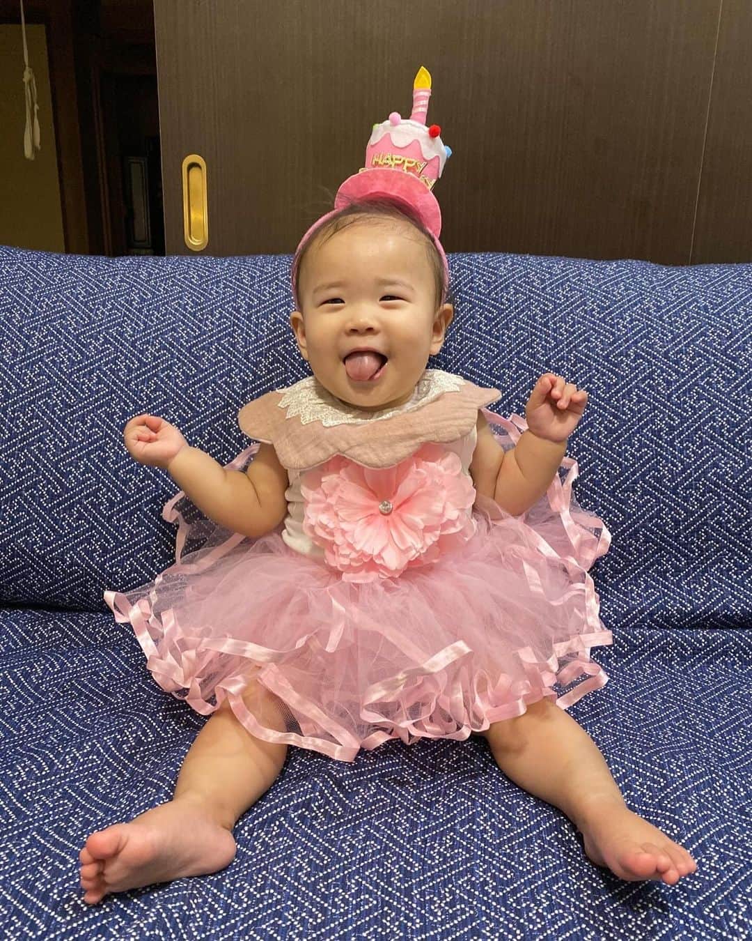 下野佐和子さんのインスタグラム写真 - (下野佐和子Instagram)「2023.10.1 娘さん👶🏻1歳のお誕生日でした♡  色々な初めてを経験して、 一緒に楽しんだり👏🏻喜んだり✨ 入院した時には本当に、 先のことが見えない様な不安に かられたりもしたけど.....  先ずはこうして、娘が笑って お誕生日を迎えることができて🎂 良かったと思います😊💞  たくさん笑って、 また楽しい一年にしていこうね❣️  #誕生日 #はじめての誕生日 #1歳になりました #2022生まれベビー #ウエスト症候群 #娘応援団 #記録」10月1日 22時59分 - osawadon_sawako
