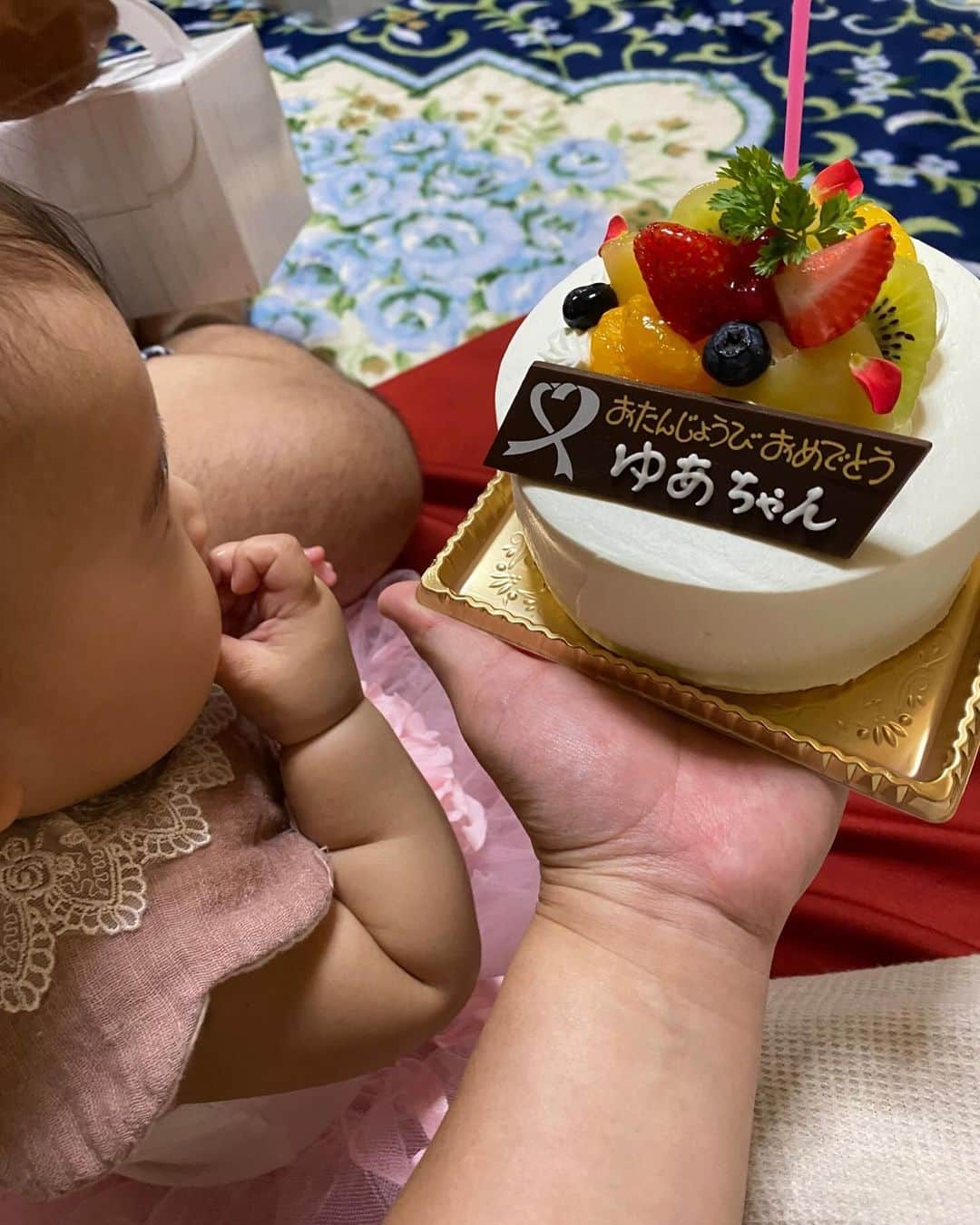 下野佐和子さんのインスタグラム写真 - (下野佐和子Instagram)「2023.10.1 娘さん👶🏻1歳のお誕生日でした♡  色々な初めてを経験して、 一緒に楽しんだり👏🏻喜んだり✨ 入院した時には本当に、 先のことが見えない様な不安に かられたりもしたけど.....  先ずはこうして、娘が笑って お誕生日を迎えることができて🎂 良かったと思います😊💞  たくさん笑って、 また楽しい一年にしていこうね❣️  #誕生日 #はじめての誕生日 #1歳になりました #2022生まれベビー #ウエスト症候群 #娘応援団 #記録」10月1日 22時59分 - osawadon_sawako