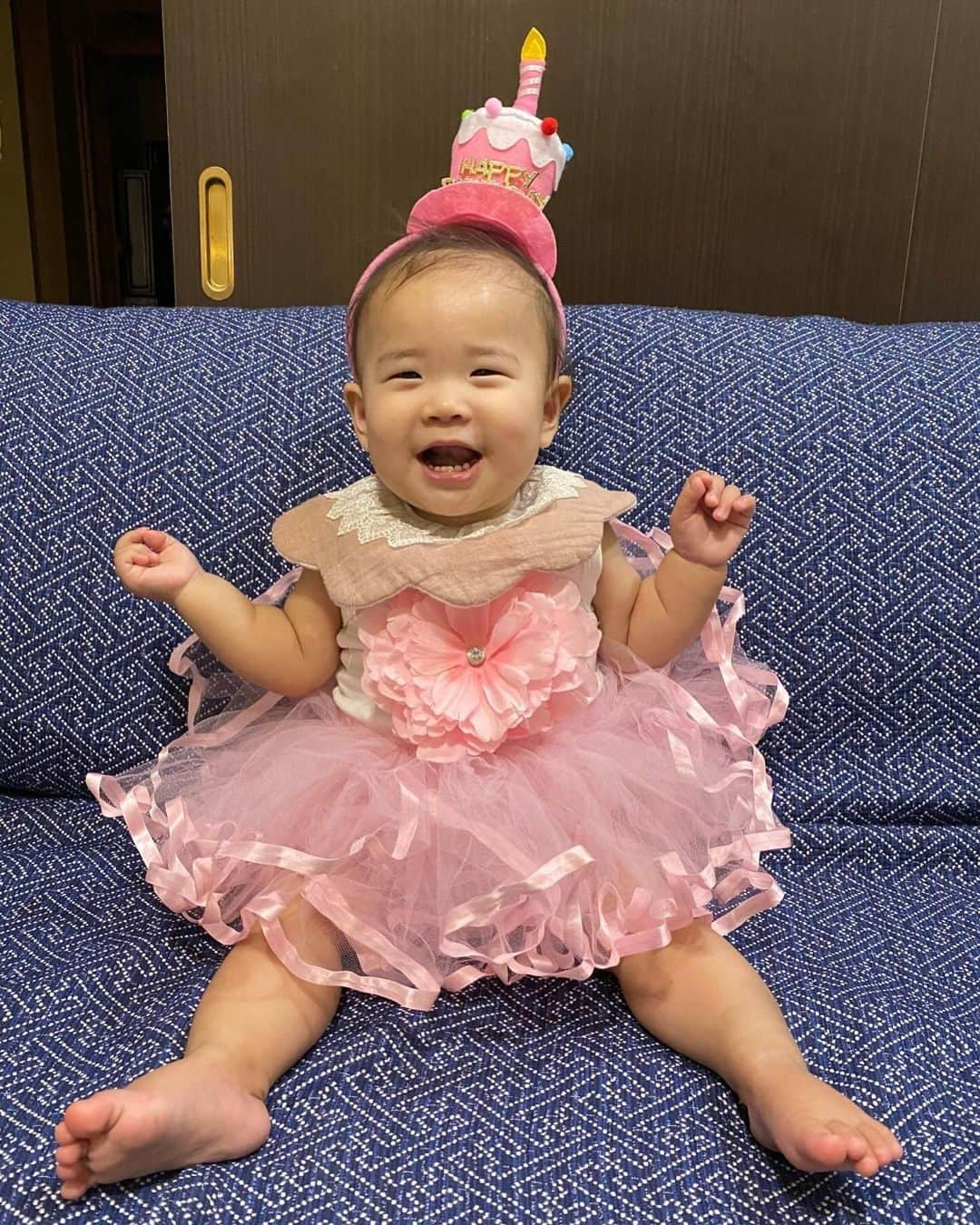 下野佐和子のインスタグラム：「2023.10.1 娘さん👶🏻1歳のお誕生日でした♡  色々な初めてを経験して、 一緒に楽しんだり👏🏻喜んだり✨ 入院した時には本当に、 先のことが見えない様な不安に かられたりもしたけど.....  先ずはこうして、娘が笑って お誕生日を迎えることができて🎂 良かったと思います😊💞  たくさん笑って、 また楽しい一年にしていこうね❣️  #誕生日 #はじめての誕生日 #1歳になりました #2022生まれベビー #ウエスト症候群 #娘応援団 #記録」