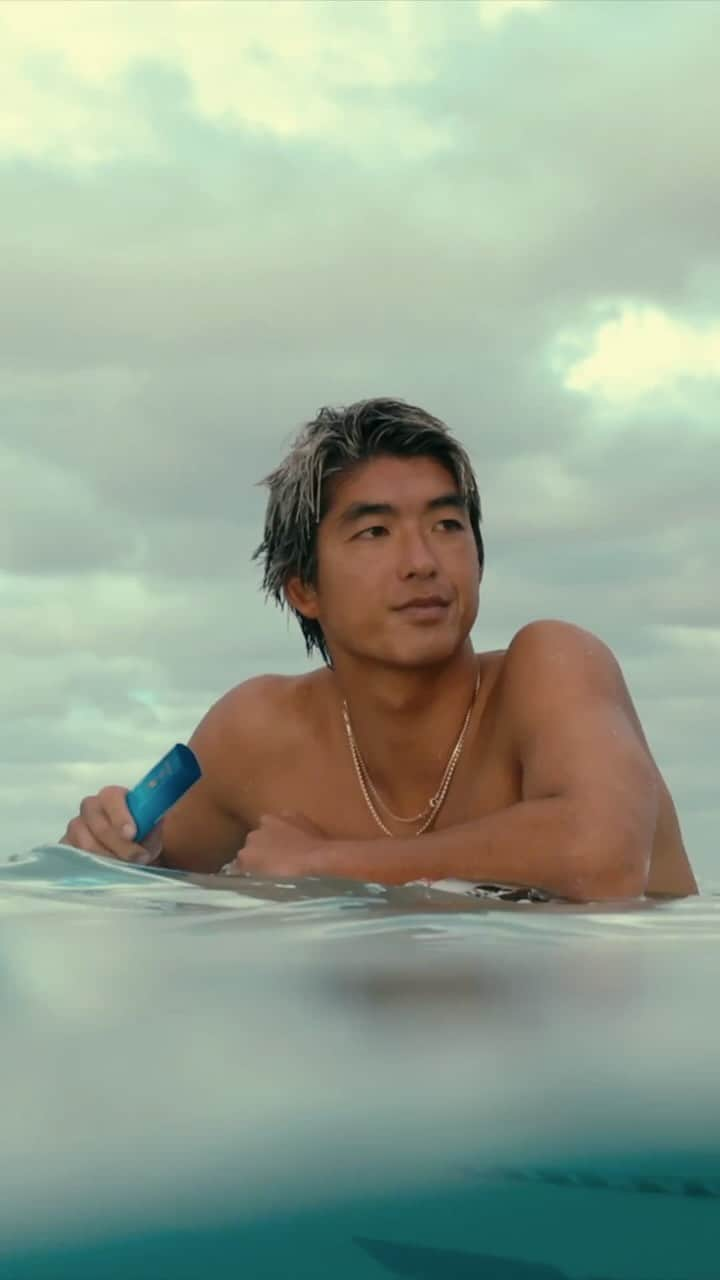 資生堂のインスタグラム：「Courage. Confidence. Commitment. SHISEIDO Blue Project Ambassador @kanoaigarashi knows there is no off-season when it comes to safeguarding skin and protecting our oceans. We teamed up with the Olympic surfer, @wsl, and @wsloneocean to keep beaches clean, conserve marine life, and restore biodiversity. How will you #SpeakUpForTheOcean? Video: @giomo_ and @jorgitorivera. #ShiseidoBlueProject #ShiseidoSuncare #WSLOneOcean」