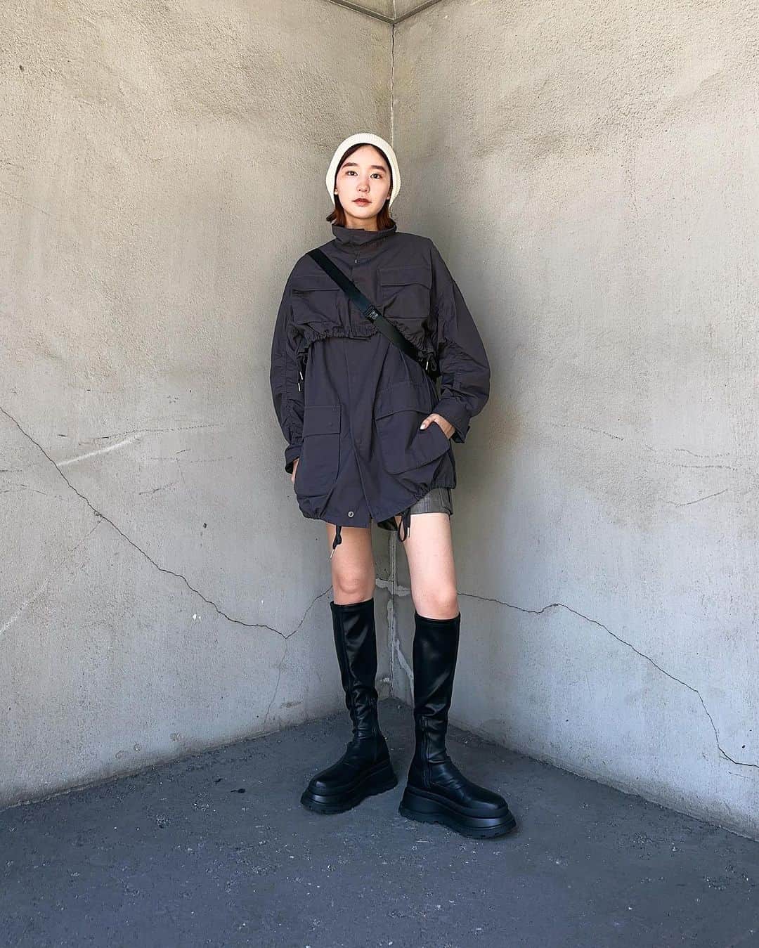 MOUSSY SNAPさんのインスタグラム写真 - (MOUSSY SNAPInstagram)「#MOUSSYSNAP @re_ka622 162cm  ・UTILITY BOLERO & VEST(010GAS30-7070) ・FAUX LETHER WORK SHORTS(010GA730-5590) ・STRETCH CHUNKY LONG BOOTS(010GAT52-5440) 全国のMOUSSY店舗／SHEL'TTER WEBSTORE／ZOZOTOWNにて発売中。  #MOUSSY」10月1日 23時01分 - moussysnap