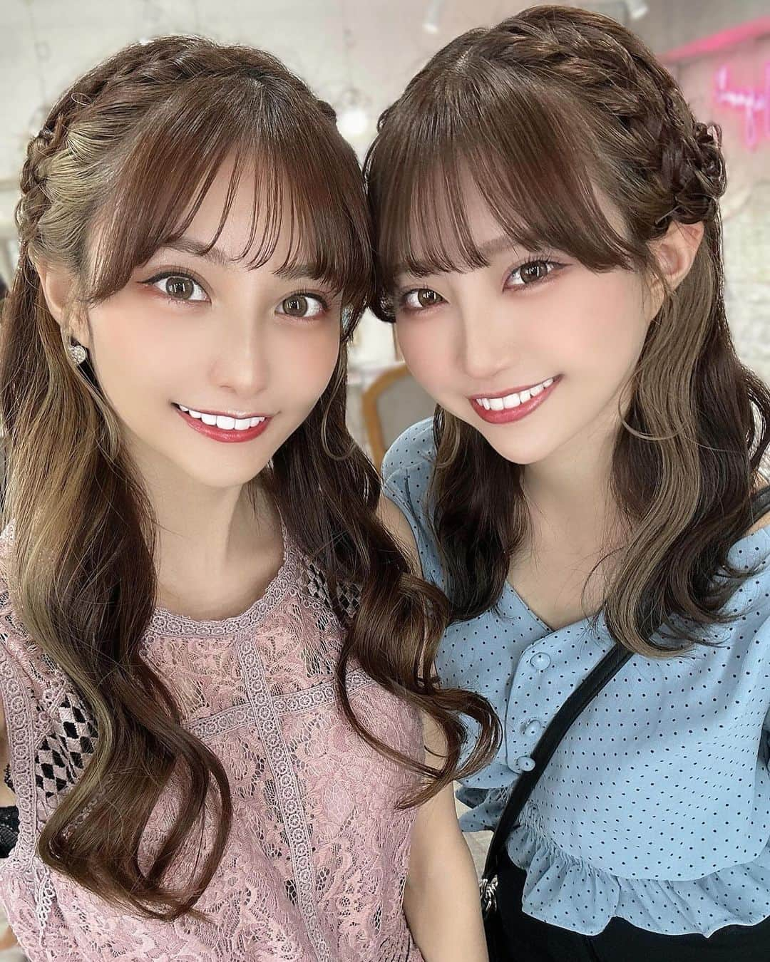 花咲れあさんのインスタグラム写真 - (花咲れあInstagram)「イベントありがとうございました🌸 . 花咲姉妹1日店長♡楽しかったです🌟 沢山の方が来て下さいました❣️ 大盛況で本当に嬉しく姉妹で良い思い出が出来ました🫶 改めて昨日は皆様ありがとうございました☺️❤️ . これからもイベントや会える機会を沢山作っていきますので皆様お気軽に会いに来て欲しいです😶‍🌫️🌸 . そして可愛いヘアセットして下さったNagomi店さん🌷  @kanagongongon @beauty_salon_nagomi  いつもありがとうございます❣️ . プレゼントやお花下さった皆様もありがとうございました🙇‍♂️✨ . 透け透け衣装の短すぎるスカートは露出狂並でした🫡 . #イベント #花咲姉妹 #1日店長 #oxygen #ヘアセット #hair #コスプレ #코스프레  #Cosplay #モデル #모델  #model #グラビア #gravure #그라비아 #姉妹 #sister #花咲れあ #れあたん」10月1日 23時02分 - h_rea_0503