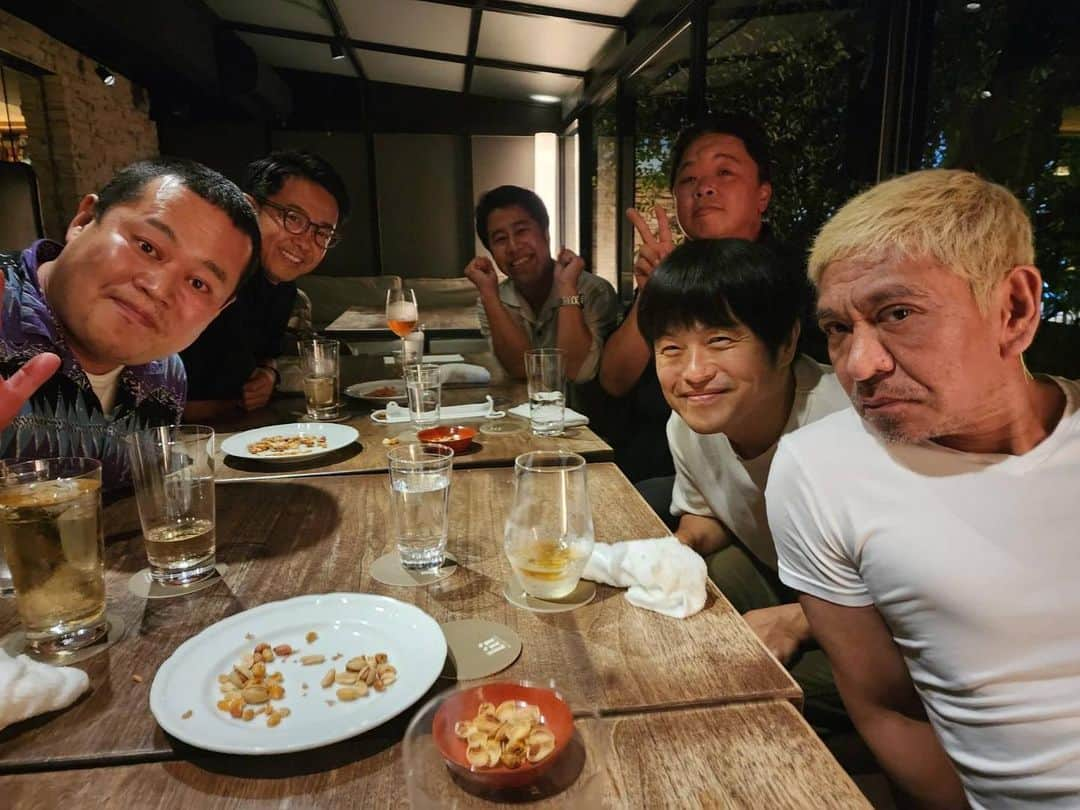 バカリズムのインスタグラム：「収録のあと、松本さんに食事に連れてってもらいました。 生まれて初めてハイボールを飲みました。」