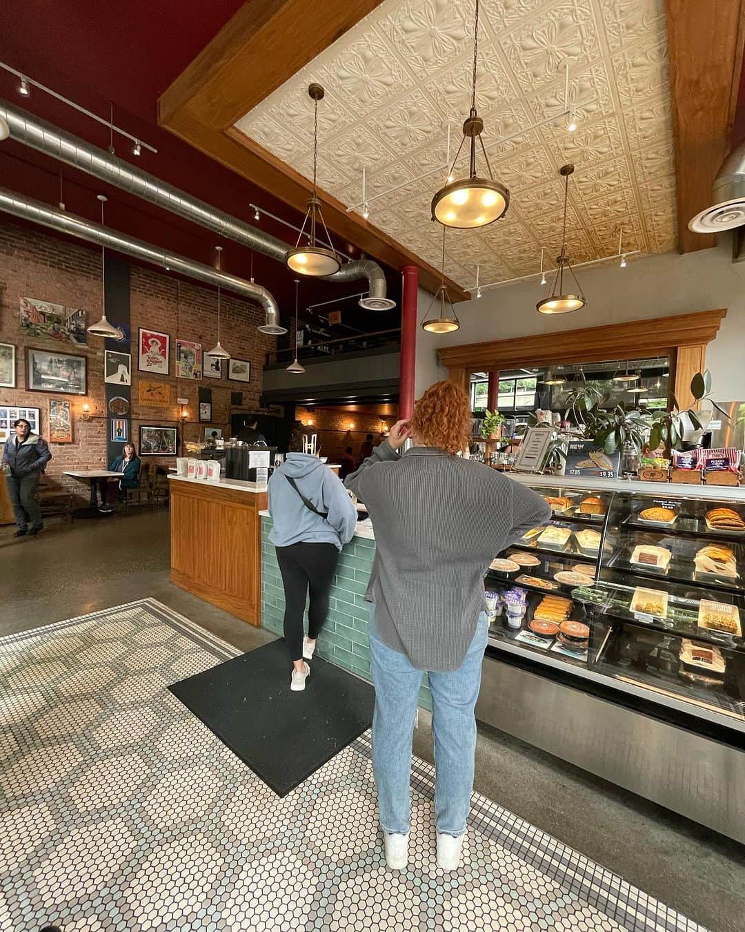 住吉美紀さんのインスタグラム写真 - (住吉美紀Instagram)「#Seattle パイオニアスクエア近辺。雰囲気ある街並み。コロナ禍超えて空き店舗が目立つが、賑わうおしゃれなカフェも。 贅沢な空間使い。 古い建物と新しいデザインの融合か温かくもおしゃれ。  ここのチョコレートオートミールクッキーがめちゃウマ。こっちのこういうクッキー大好物。 #cherrystreetcoffeehouse」10月1日 14時04分 - miki_sumiyoshi
