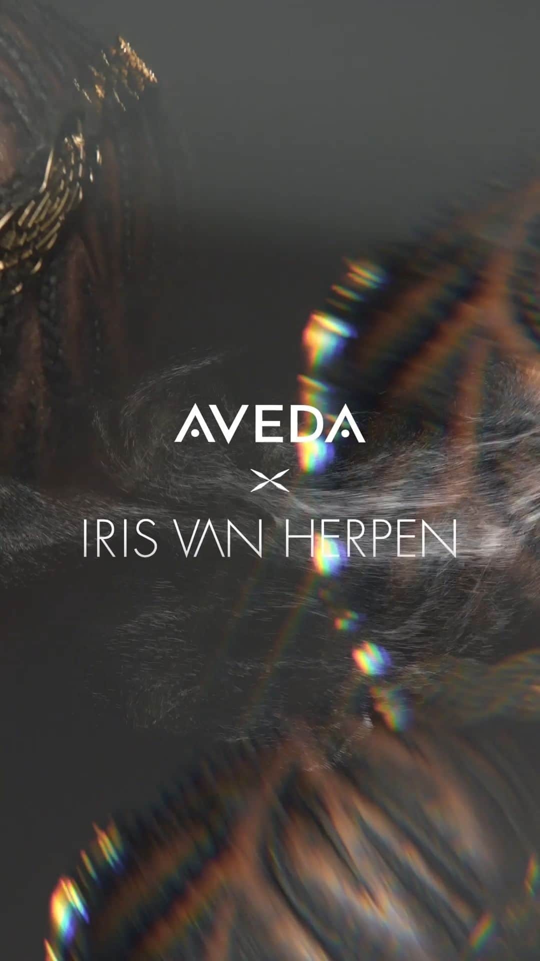 Aveda Japanのインスタグラム：「#アヴェダホリデーギフト2023 2023年11月1日（水）数量限定発売！*  本日からアヴェダショップ＆ 一部 #アヴェダサロン にて事前予約を受付開始！**  今年のアヴェダのホリデーギフトは、ファッション界で最も先進的なデザイナーの一人として広く知られているIris van Herpen(イリス・ヴァン・ヘルペン)とのコラボレーションで登場します🍃  ホリデーギフトを事前予約・お買いあげいただいた方には、先着順で、冬の手元を潤すシャンピュア ハンドクリーム（25mL）をプレゼント！ さらに一部限定店舗では、特製アイマスクもプレゼントしています。詳細はプロフィールのlinktreeから✔︎  ぜひこの機会をお見逃しなく💞  *一部ホリデーギフトは公式オンラインショップにて10月26日(木)から先行発売。 **アヴェダサロンでの販売状況は各サロンにお問合せください。」