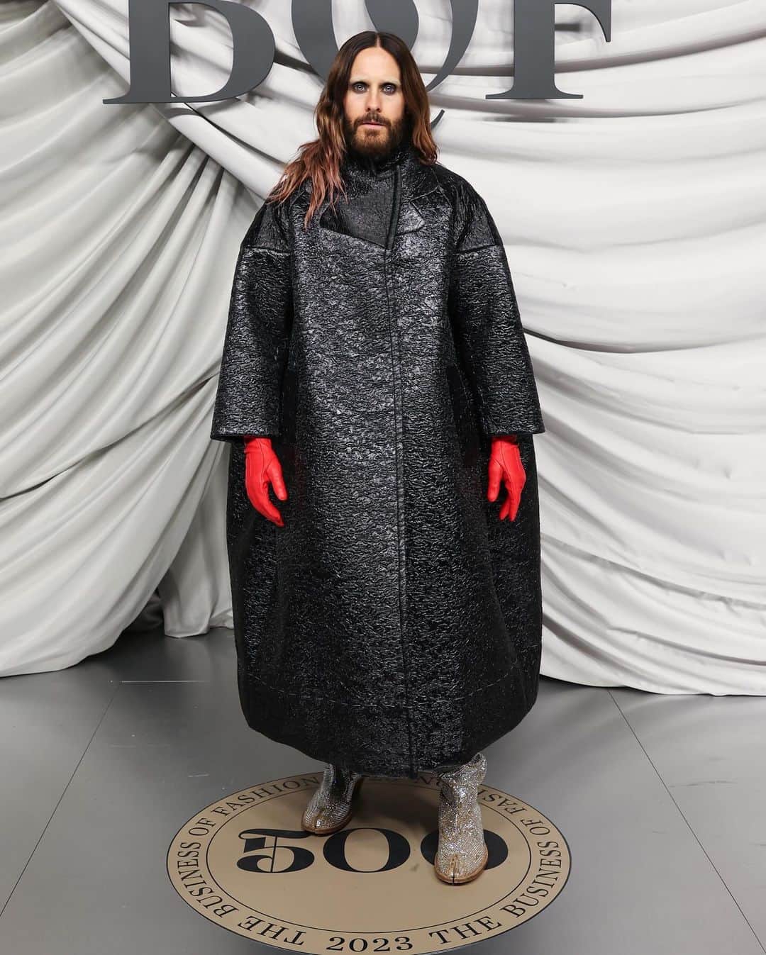 Just Jaredさんのインスタグラム写真 - (Just JaredInstagram)「Jared Leto put his unique style on display in a sheer top and an oversized coat while attending events at Paris Fashion Week across Friday and Saturday. More photos on JustJared.com. #JaredLeto Photos: Backgrid, Getty」10月1日 14時13分 - justjared