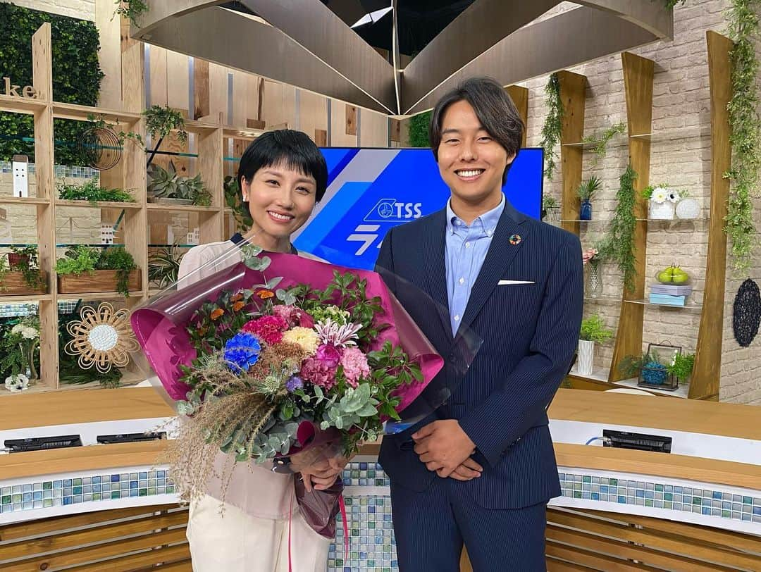 テレビ新広島さんのインスタグラム写真 - (テレビ新広島Instagram)「🌸卒業🌸  衣笠梨代アナは 9月29日(金)の出演をもって 『TSSライク！』を卒業しました😌  2020年の放送開始から メインキャスターとして 番組を引っ張り続け 夕方のニュースは8年間担当！  広島の"今"を第一線で お届けしてきました😊  そして、あす10月2日(月)からは 西山穂乃加アナが 新メインキャスターを務めます✨  加藤雅也アナ・野川諭生アナとともに 新たにスタートする『TSSライク！』も 引き続き応援よろしくお願いします！  （3枚目は3人で最後の"ライクポーズ"👆）  #衣笠梨代  #衣笠梨代アナ #衣笠アナ#加藤雅也 #加藤雅也アナ #加藤アナ #野川諭生 #野川諭生アナ #野川アナ #テレビ新広島 #tss #アナウンサー #女子アナ #tssライク #ライク #卒業」10月1日 14時14分 - tss_tv_official