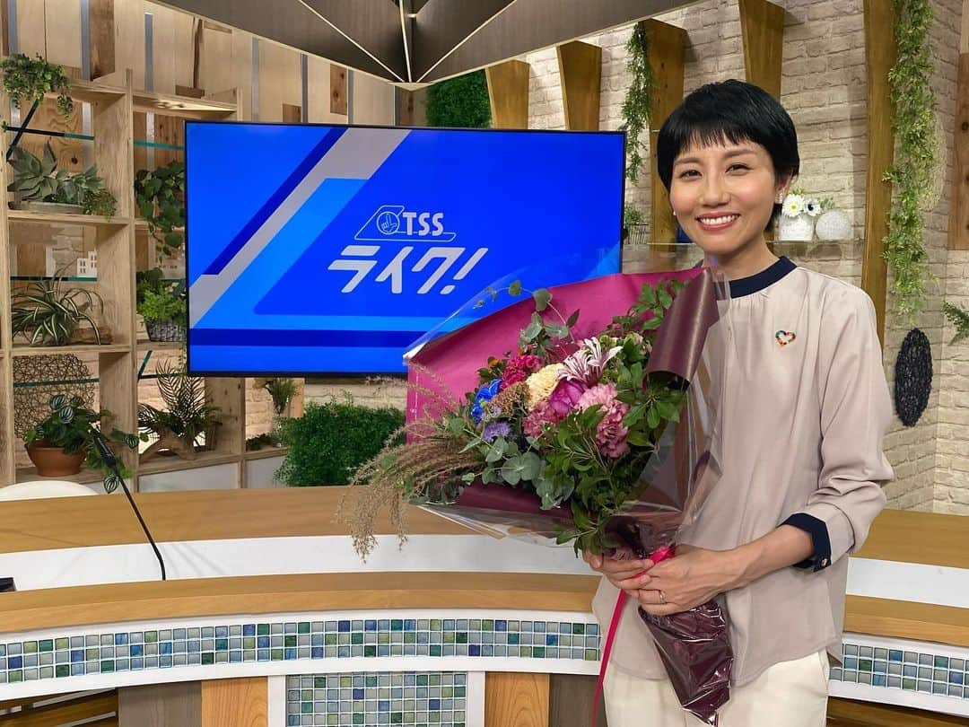 テレビ新広島のインスタグラム：「🌸卒業🌸  衣笠梨代アナは 9月29日(金)の出演をもって 『TSSライク！』を卒業しました😌  2020年の放送開始から メインキャスターとして 番組を引っ張り続け 夕方のニュースは8年間担当！  広島の"今"を第一線で お届けしてきました😊  そして、あす10月2日(月)からは 西山穂乃加アナが 新メインキャスターを務めます✨  加藤雅也アナ・野川諭生アナとともに 新たにスタートする『TSSライク！』も 引き続き応援よろしくお願いします！  （3枚目は3人で最後の"ライクポーズ"👆）  #衣笠梨代  #衣笠梨代アナ #衣笠アナ#加藤雅也 #加藤雅也アナ #加藤アナ #野川諭生 #野川諭生アナ #野川アナ #テレビ新広島 #tss #アナウンサー #女子アナ #tssライク #ライク #卒業」