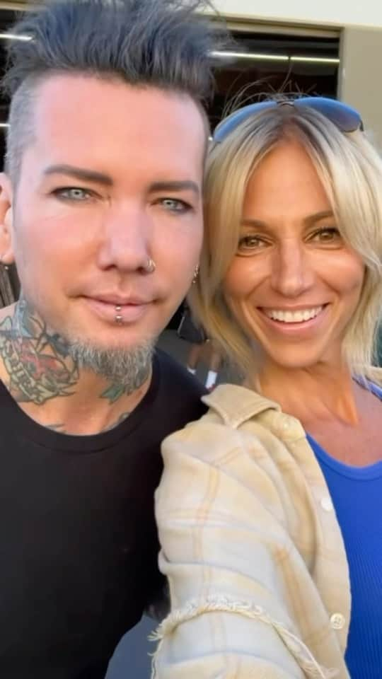 DJアシュバのインスタグラム：「Antics ensue when ya drop by @ashba ‘s headquarters !   #GDM meets #Broadway but all Rock n Roll 🤘🏽 … check it out ! 🎸🔥🎭  #friends #joy #music #ashba #debbiegibson」