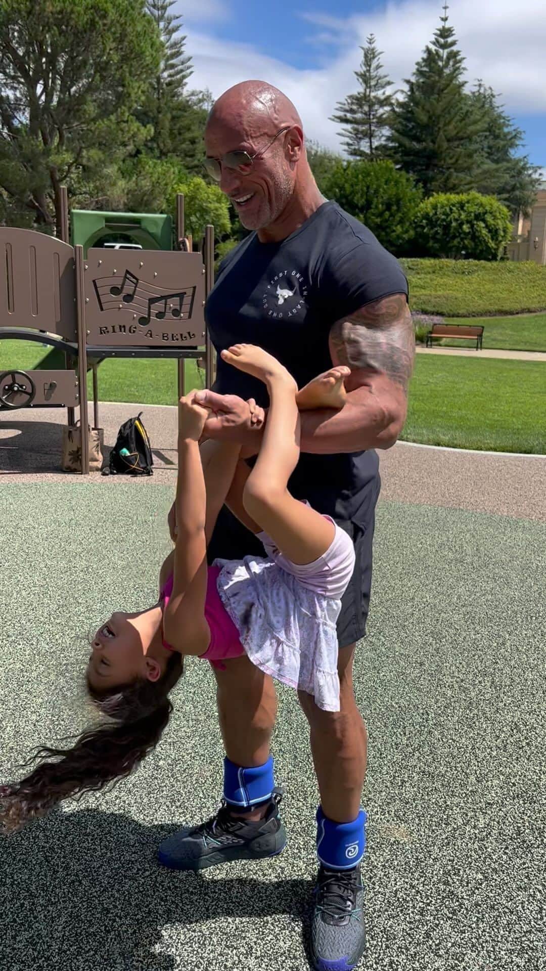 ドウェイン・ジョンソンのインスタグラム：「Reps at the park count too, right!? 😉📈 She’s 5 now, and at the rate she’s growing it ain’t gonna be long before my youngest tornado outgrows the bicep 💪🏾😂🌪️」