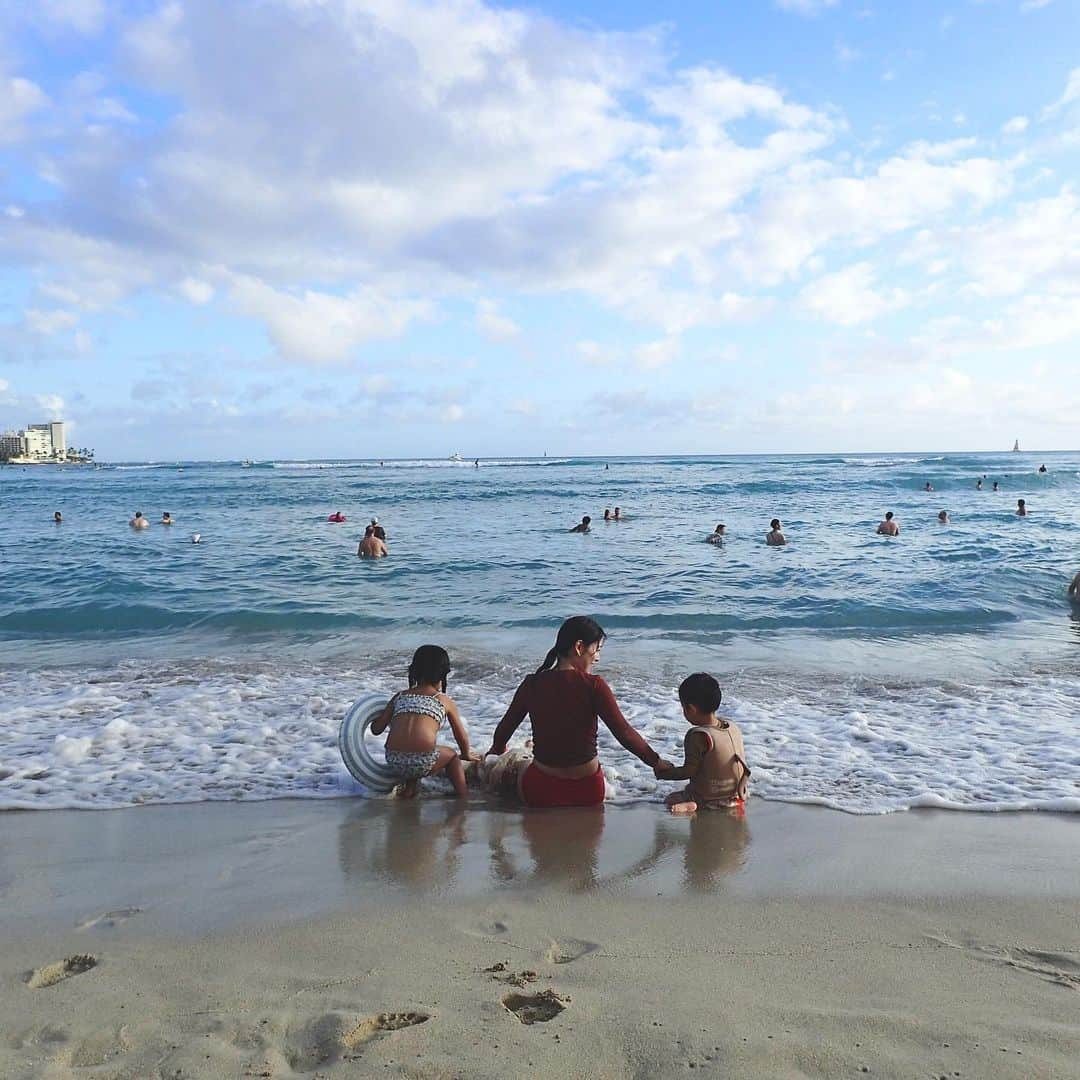 吉田明世さんのインスタグラム写真 - (吉田明世Instagram)「一週間んの夏休みをいただきました！ 子どもたちの笑顔がたっくさん見られて しっかりパワーチャージしたので また明日からお仕事頑張ります！！  おやすみ中 フォローしてくださったみなみなさま、 本当にありがとうございました🙇‍♀️🤍  #夏休み #いただきました🙏 #4年ぶりのハワイ #大好きな人たちにも再会できました #明日から4時に起きられるか不安ですが #今夜9時に眠れるか不安ですが #社会復帰できるか不安ですが #頑張ります！ #hawaii」10月1日 14時32分 - akiyo0414