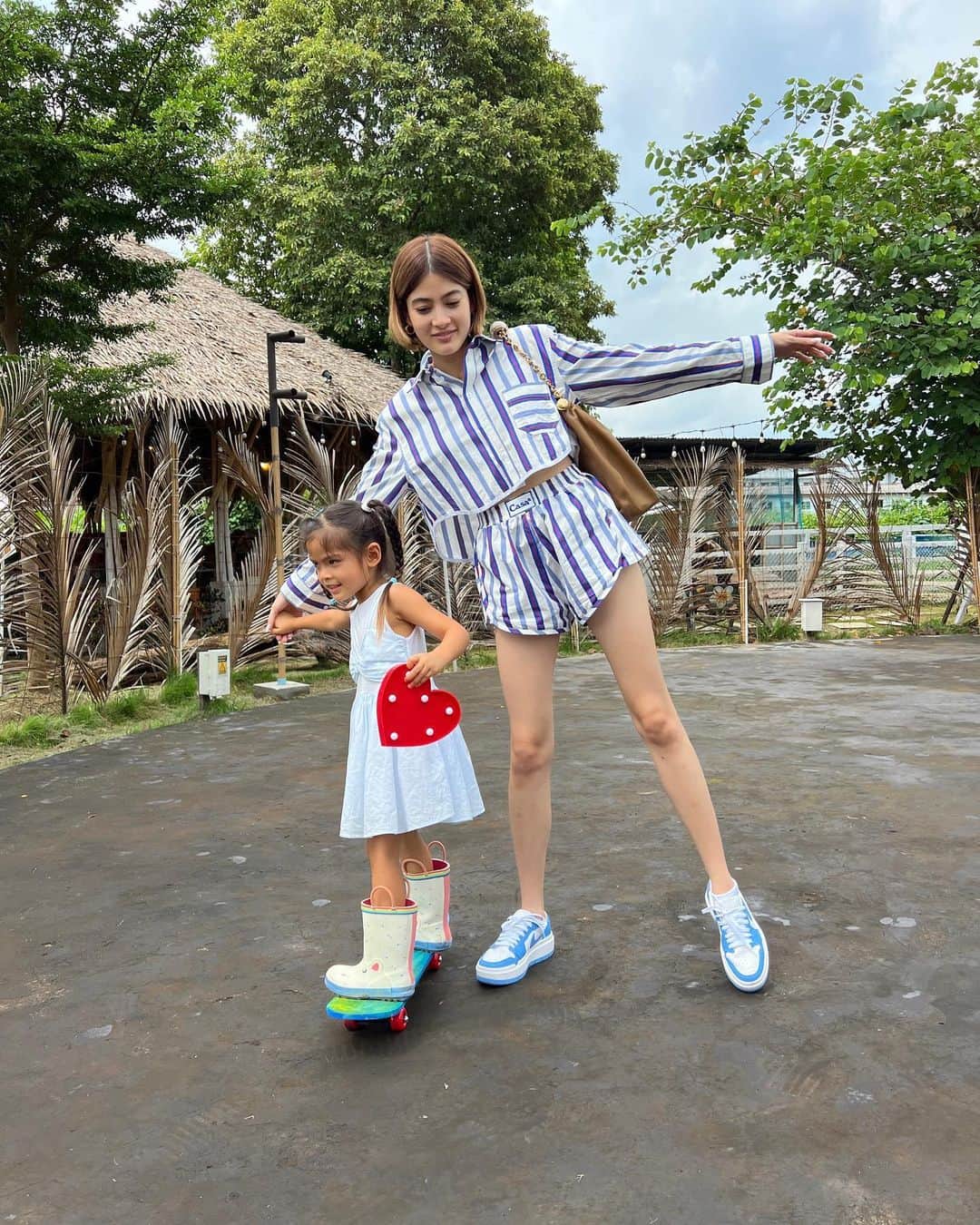 マギー・ラースリー・バーレンシエガーのインスタグラム：「ไม่แปลกที่แผลเต็มตัว😝 รูปสุดท้ายจะจิกอะไรขนาดนั้นคะซิส」