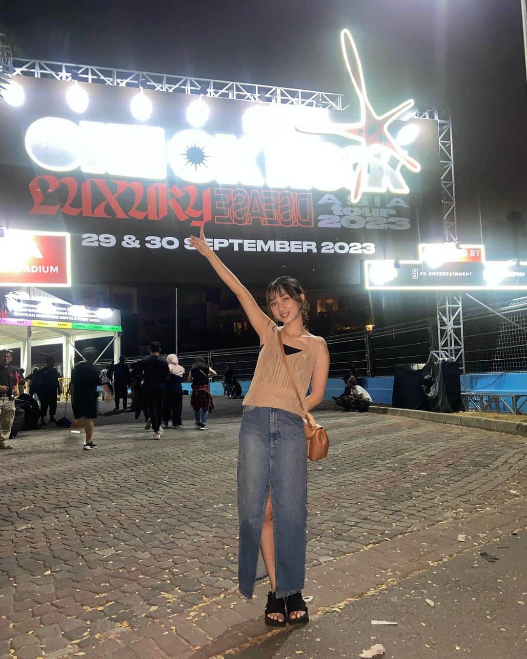 のインスタグラム：「Kemeren pertama kali nntn konser one ok rock🤘 Dan konser pertama dalam hidup hahaha  *selain JKT48 yah*   Benerr bener seru bgt, mama sampe loncat loncat hahah  Ada yang nntn konsernya juga? 😙  *maaf fotonya agak kurang ok soalnya maa yang fotoin gak bisa atur cahayanya😜 haha」