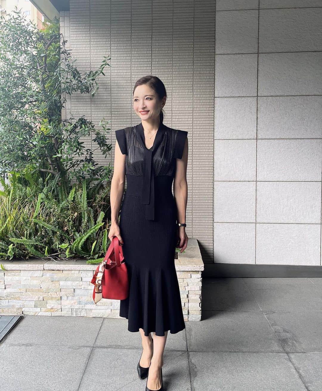 のインスタグラム：「先日のコーディネート。 若い時と違って、シックな色が好きになっているのか、そうしようとしているのか😅？  #ワンピース　@fray_id   ☑️バッグは楽天ルームに載せています。 ストーリーに楽天ルームのリンクを貼りました💕  ・ #fashion#ootd#codinate#instafashion #コーディネート#アラフォー#アラサー#アラフィフ #大人コーデ #お仕事コーデ  #大人ファッション #大人可愛い #韓国ファッション#綺麗めコーデ#きれいめコーデ#カチューシャ#プチプラコーデ#50歳コーデ」