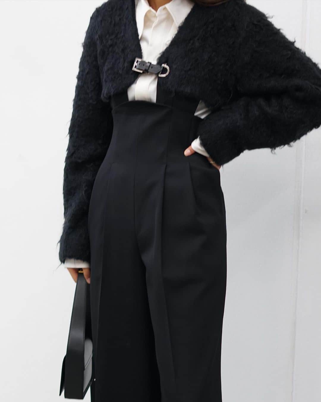 【ANN DE ARKさんのインスタグラム写真 - (【ANN DE ARKInstagram)「FETICO  MOHAIR KNIT CROPPED CARDIGAN ￥53,900(tax in)  クロップド丈のためスタイルアップ効果抜群のカーディガン。  モヘア素材を使用しているため、大変柔らかい肌触りで、独特の艶やかさとふんわりとした質感が魅力的です。  ⁡ ⁡ ⁡ 詳しくはオフィシャルサイト【ARKnets】にて。 ■商品や通信販売に関しまして ご不明な点がございましたらお気軽にお問い合わせください。 ----------------------------------- オフィシャルサイトの在庫と店頭在庫は共有しております。 商品に関しましては、お気軽にコメントや店舗までお問い合わせください。 ⬇︎⬇︎⬇︎ @ann_de_ark  @arknets_official ⁡ #fashion #栃木 #宇都宮 #ショップ #セレクトショップ　#arknets #anndeark #fetico #kanakosasaki #ganni #jilsander  ----------------------------------」10月1日 14時45分 - ann_de_ark