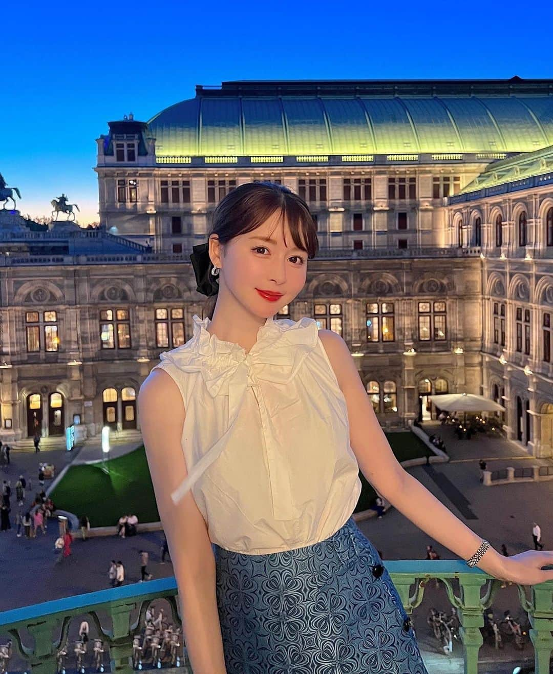 ayakoのインスタグラム：「お部屋の目の前がオペラ座🏰✨ 昼間と夜では違う雰囲気でとっても素敵🇦🇹✨  お部屋もかわいかった☺️👸🏻  スカートはお気に入りすぎる @tarajarmon_jp 💗サイドのベルトとボタンがかわいい🌼✨🩵 @swarovski 本店で買ったピアスも早速つけた🥰🫶  #vienna_austria #wien🇦🇹 #ilovevienna #tarajarmon #オペラ座 #ウィーン旅行」