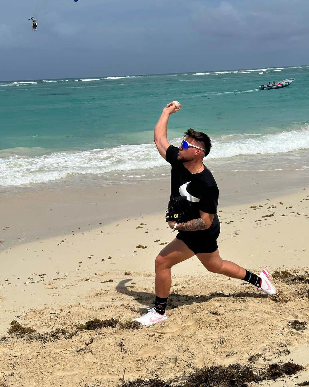 ジャリエル・ロドリゲスさんのインスタグラム写真 - (ジャリエル・ロドリゲスInstagram)「Aquí no se para ni en la playa 2️⃣9️⃣🇨🇺 ⚾️💪」10月1日 14時41分 - yarielrodriguez29