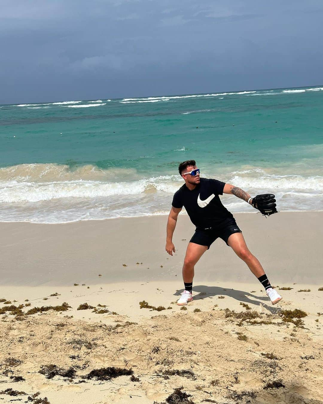 ジャリエル・ロドリゲスさんのインスタグラム写真 - (ジャリエル・ロドリゲスInstagram)「Aquí no se para ni en la playa 2️⃣9️⃣🇨🇺 ⚾️💪」10月1日 14時41分 - yarielrodriguez29