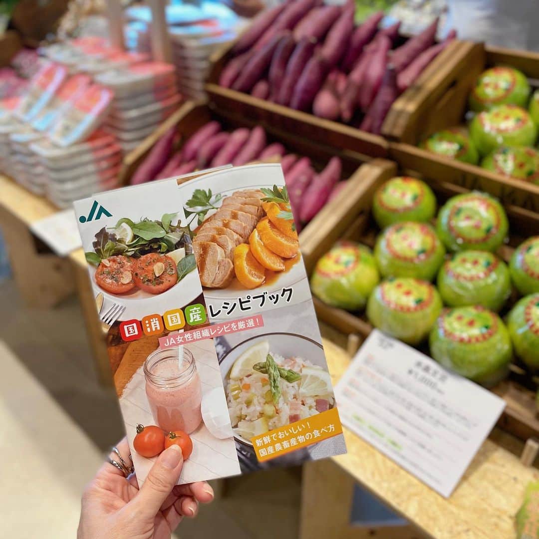のインスタグラム：「♡ * 実りの秋🍂 * 二子玉川で開催されている JAグループ主催の「国産国消」のイベントへ🍎 * 「国消国産」とは、 私たちの国で消費する食べものは、 できるだけこの国で生産するという考え。 私も普段からなるべく国産のものを選んでいます◡̈ * イベントでは、全国の国産食材が購入できるマルシェがあったり、(どれも新鮮！)、 国産食材を使用したスイーツやスムージーを提供するカフェがあったり♩ * 茨城県産の焼き芋は甘くてしっとりねっとり♡とっても美味しかったです🍠 * 他にも、手もみスムージー作り体験や 楽しく国消国産が学べるステージコンテンツがあったりと親子で楽しめます。 * イベントは二子玉川ライズ スタジオ&ホールで本日18:00まで開催しています！ * JA直売所で秋の食材を楽しみながら、 「国消国産」で食欲の秋を楽しみましょう🍠 * * PR @yoishoku_ja #国消国産 #pr #食欲の秋」