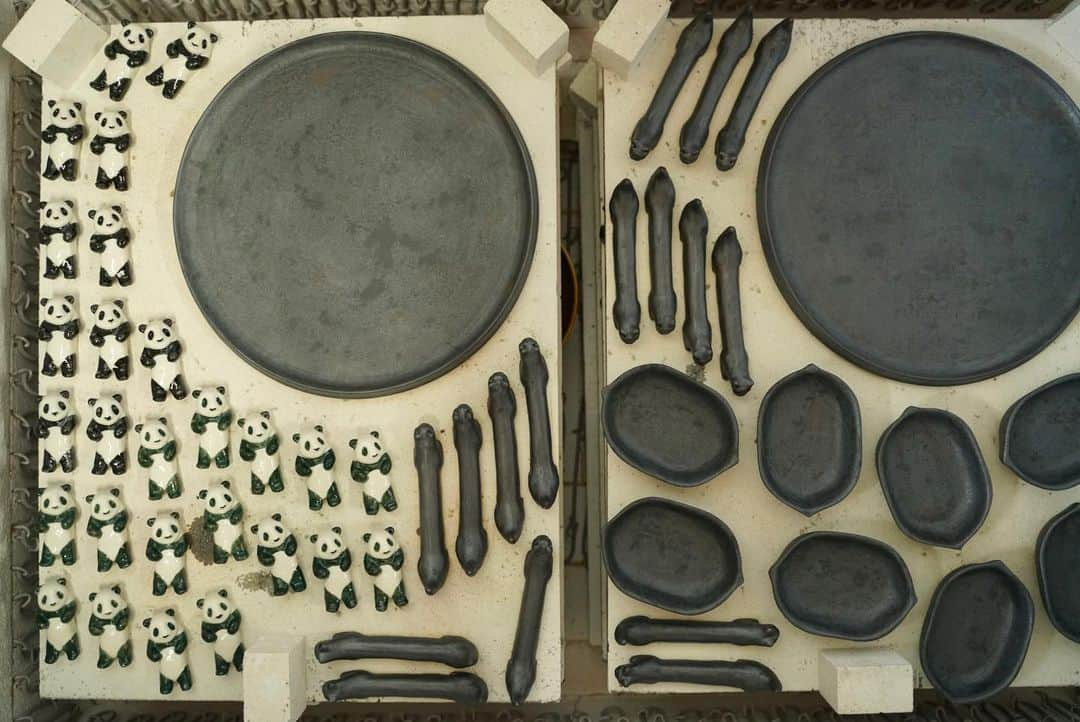 阿部春弥のインスタグラム：「・ Unloading kiln. Plates, cat cutlery rests, small plates, and pandas. ・ 窯出し中。 10月なのに、暑い。 ・ 10/11〜 @utsuwa_hanada  ・ #うつわ#器#箸置き#カトラリーレスト#阿部春弥#三窯#abeharuya」