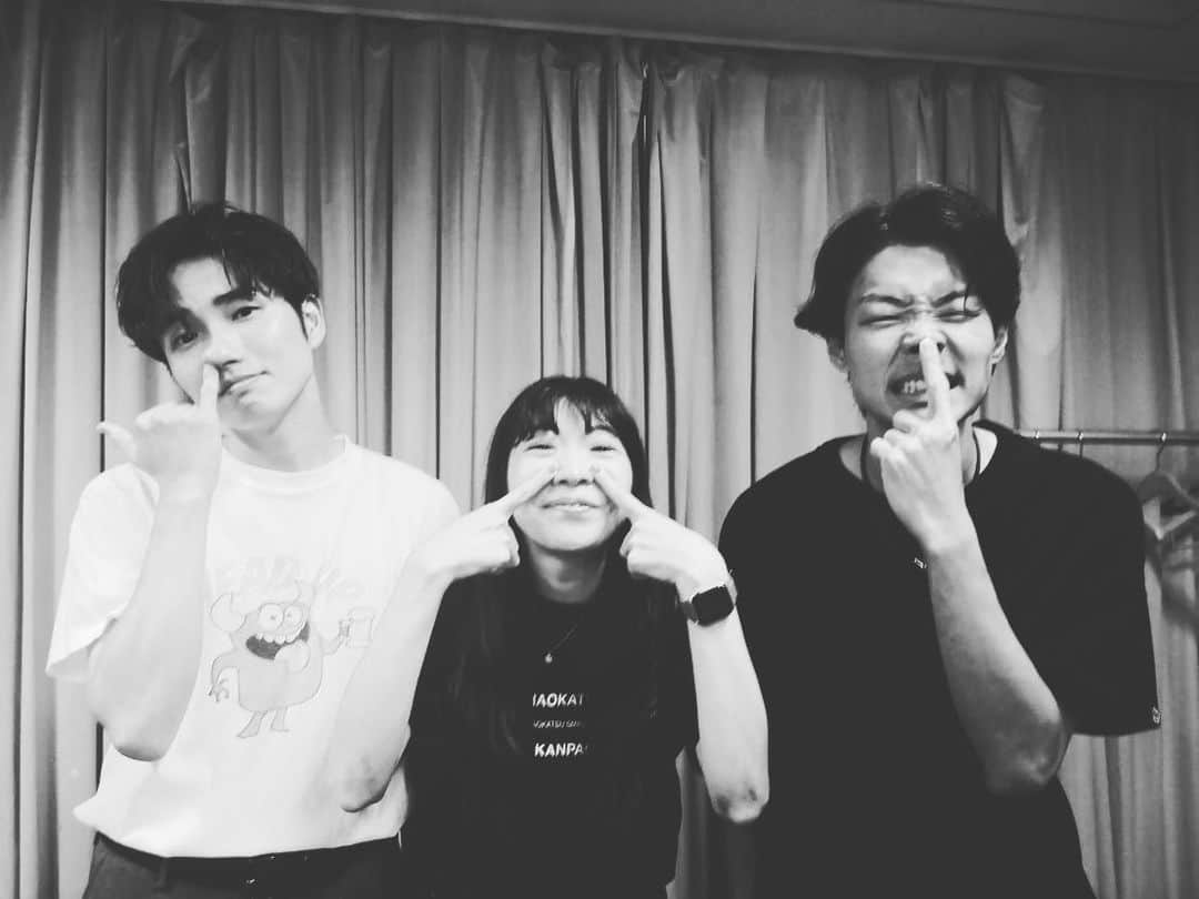 山田健人のインスタグラム：「【ラニーノーズの鼻】 3年間ありがとうございました。 めちゃくちゃ楽しかったです♪ 沢山の素晴らしい、ご縁がありました。 様々な珍事件、放送事故もありました。 最後はみんなで歌いました。 素敵なお花もいただきました。  打ち上げでは森本登場 向井ベロベロ泣きじゃくり 最後までハチャメチャな楽しい番組でした。 携わっていただいたスタッフの皆さん 番組に来ていただいたゲストの方々 なおかつメンバー、アルス山本さん 向井さん、そして小鼻ちゃん 皆さん、 ありがとうございました〜👃 大感謝🙏  いただいたお花は花瓶へ（爆ノ介さんにいただいたもの）  #ラニ鼻」