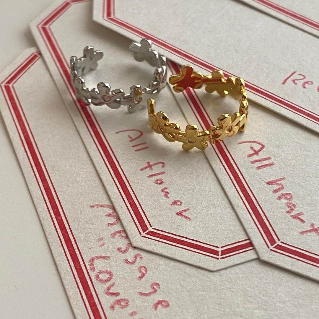 みこのインスタグラム：「大人気だったring collectionの第二弾が出来上がってきております🥺💍  6月に一周年記念アイテムとしてみんなの声から生まれたリング。  一周年記念ではロゴモチーフを中心に3型だけ製作しましたが、今回はわたしたちの好きなモチーフをぎゅぎゅっと詰め込んで、倍の6型制作しました！！  個性に合わせて選べる楽しさをお届けできるといいな。  アクセサリーって美しい造形のものが世の中には多いけれど、キュートなかわいさを詰め込んでいるのがGFC ringの特徴です。  たくさんの人に届くきっかけとなったring collectionの第二弾。  ビジュアルの発表が楽しみ&気に入ってもらえるかどきどきです😭  発売は10月上旬を予定しています。  お届けできるまであと少し…！  そして、第二弾を制作して、アクセサリーの制作がとても自分の性に合ってるなぁと感じていて。  すでに次に作りたいもの、もっとこういう見せ方で作りたい！など色々湧いてきております💭」