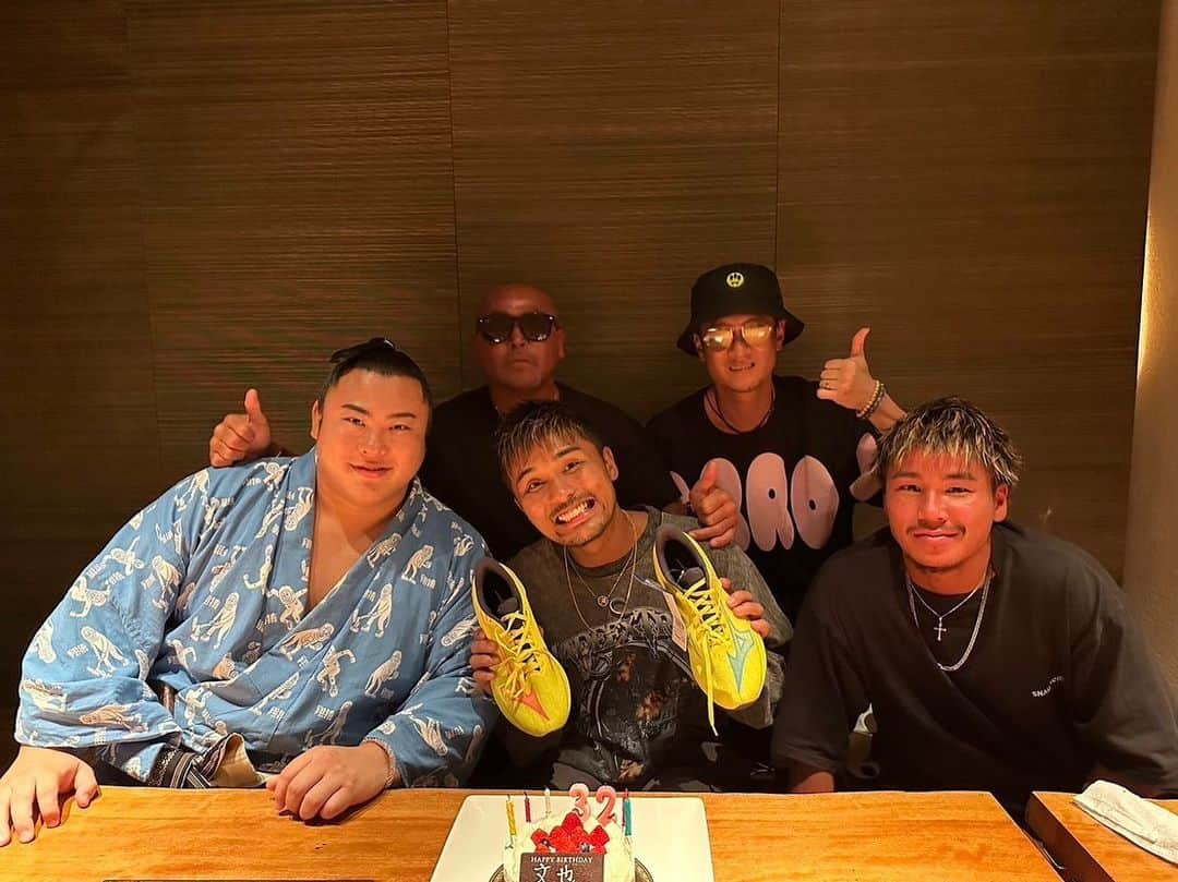 大沢文也さんのインスタグラム写真 - (大沢文也Instagram)「昨日は池田さん @ikeda.isd に誕生日祝いをしていただきました！  池田さんありがとうございます😊  誕プレでランニングシューズをいただいたのでこれからの走り込みがさらにキツくなります😏👟  昨日は楽しい会になりました(^o^) 皆さんありがとうございます！ ご馳走様でした😋  自分が普段から仲良くしている翔猿 @tobizaru_masaya も皆さんが仲良くしてくれて嬉しい限りでした(^^)  また宜しくお願いします🤩  泰斗 @gunji_taito は次会ったら虐めます🤪笑  #誕生日祝い #祝勝会」10月1日 14時49分 - fumifumi_k1