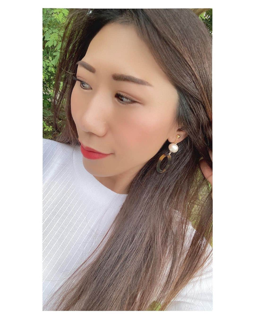 ほんまかよこのインスタグラム：「🧡🤎🧡  ハンドメイドが好き♡  ピアスの穴を空けていないので いつもイヤリングにして贈ってくれる優しい弟嫁ちゃん🥹  @honma.2023.3 いつもありがとうなのだよ〜🧡  ハンドメイド作品って わたしはいつもつくり手のお顔を思い浮かべながら手に取るので  身につけてると自然と優しい気持ちになれるんだ〜☺️🤍  あ。 今日からステマ規制が施行になりますが、こちら広告ではありません🤭  #筋肉なお姉さん #ほんまかよこ #ootd #styling #アクセサリー #イヤリング #ハンドメイド #ハンドメイドアクセサリー #handmade #accessory #earring #hmma #kayo_style」