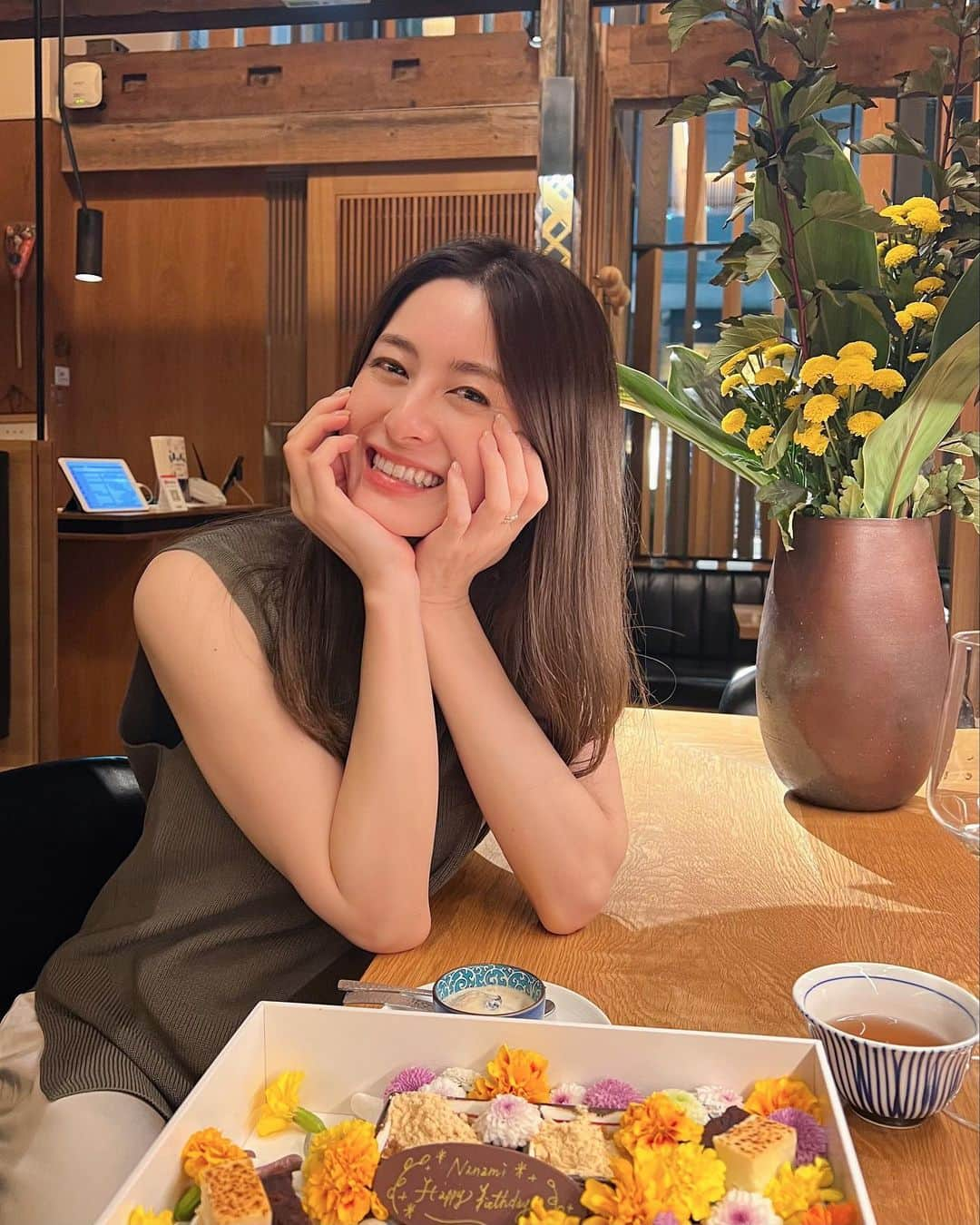 ASUKAのインスタグラム：「. すこし早いけど友達のお誕生日祝いでご飯🥂  カジュアルすぎず堅苦しくもないので女子会にも利用しやすい🫶  いろんな種類のお料理をちょうどいいサイズ感で出してくれてコスパも抜群👍  アニバーサリーのお花デザート可愛すぎません？🫣💐  大満足でした❤️❤️  📍肉和食 月火水木金土日 @fukushima_7days   【極】コース  ９月『長月』 ▫️先付　和牛『ヒウチ』たたき ▫️冷鉢　酢橘素麺 ▫️肉八寸　　 ▫️椀物　松茸と土佐はちきん地鶏の清汁仕立て ▫️強肴　和牛『マルシン』と鰻のちらし寿司 ▫️箸休め　無花果の白和え ▫️揚物　和牛『ヘレ』と秋茸のミニバーガー ▫️焼物　黒毛和牛炭焼きと蕪 ▫️食事　黒毛和牛と松茸の雲丹しゃぶ小鍋   いくらの土鍋ご飯　香物 ▫️留椀　赤出汁 ▫️甘味　焙じ茶ぷりん最中  @nanamiscott ありがっと🫶✨  #肉和食月火水木金土日 #月火水木金土日 #肉割烹 #福島グルメ #肥後橋ディナー #大阪グルメ #お誕生日会」