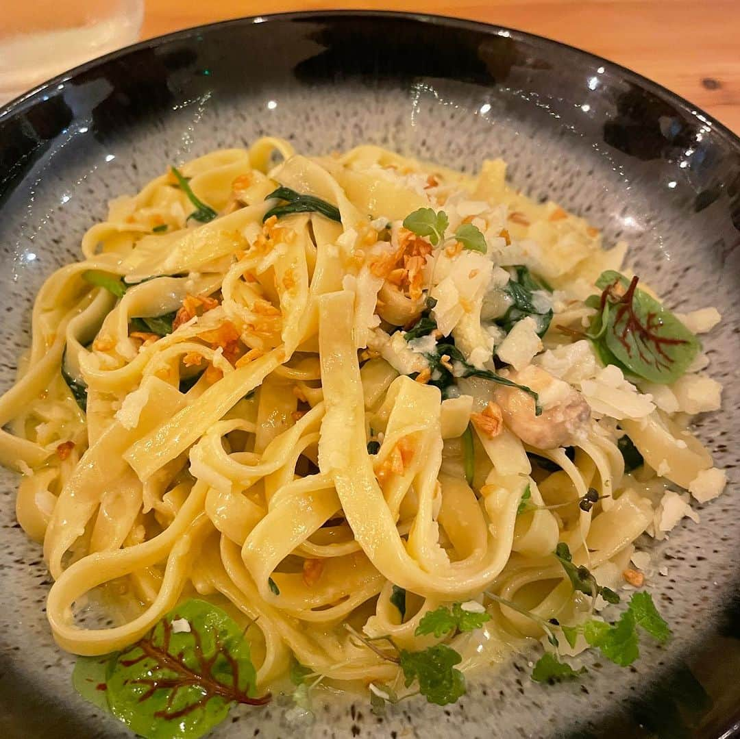 長久保智子さんのインスタグラム写真 - (長久保智子Instagram)「Farewell dinner part 1 （at No 88 ） I ate the creamy pasta first time in a while.  It’s hard to say goodbye 🩵 バイバイディナーその1 SWW2023も終わりが近づいてきた🐏 いろんな国から集まった「Shetland 好きさん」達 サヨナラするのはちょっと寂しいけどSNSで繋がっているし、また会える日を楽しみに！しているからね💙 沢山の刺激とやさしさと笑顔をありがとう😊  #shetland #shetlandwoolweek2023 #shetlandwoolweek」10月1日 15時02分 - satoko.tricot_the