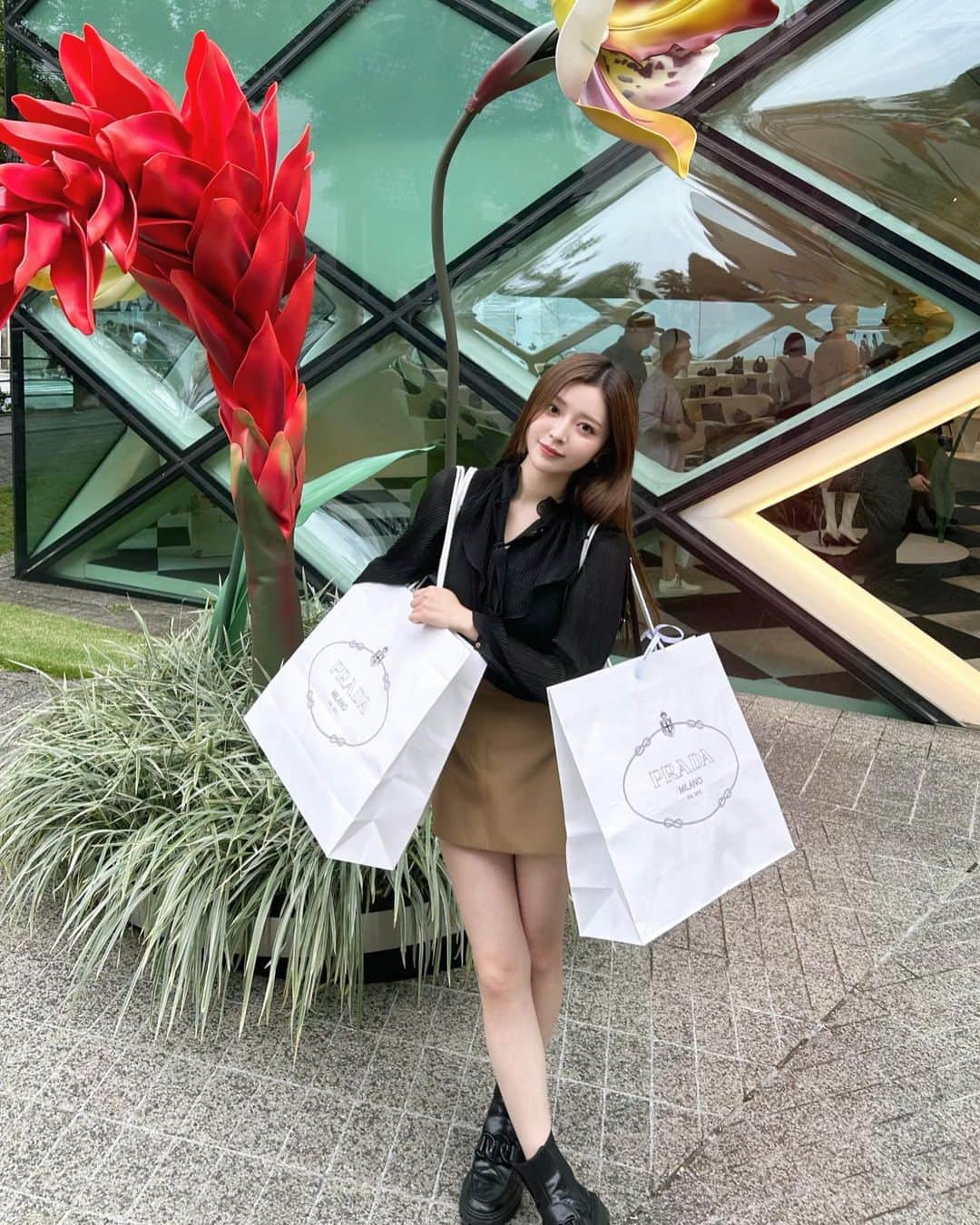 山本月のインスタグラム：「sanaちゃんが着てたアウター可愛くてルナも欲しくてPRADAに🖤  同じジャケットのクロップド丈の方を買った‼︎ 彼も可愛いジャケットゲットしてた🥰  秋はPRADAでお揃いにするのが楽しみ♣️ #prada」