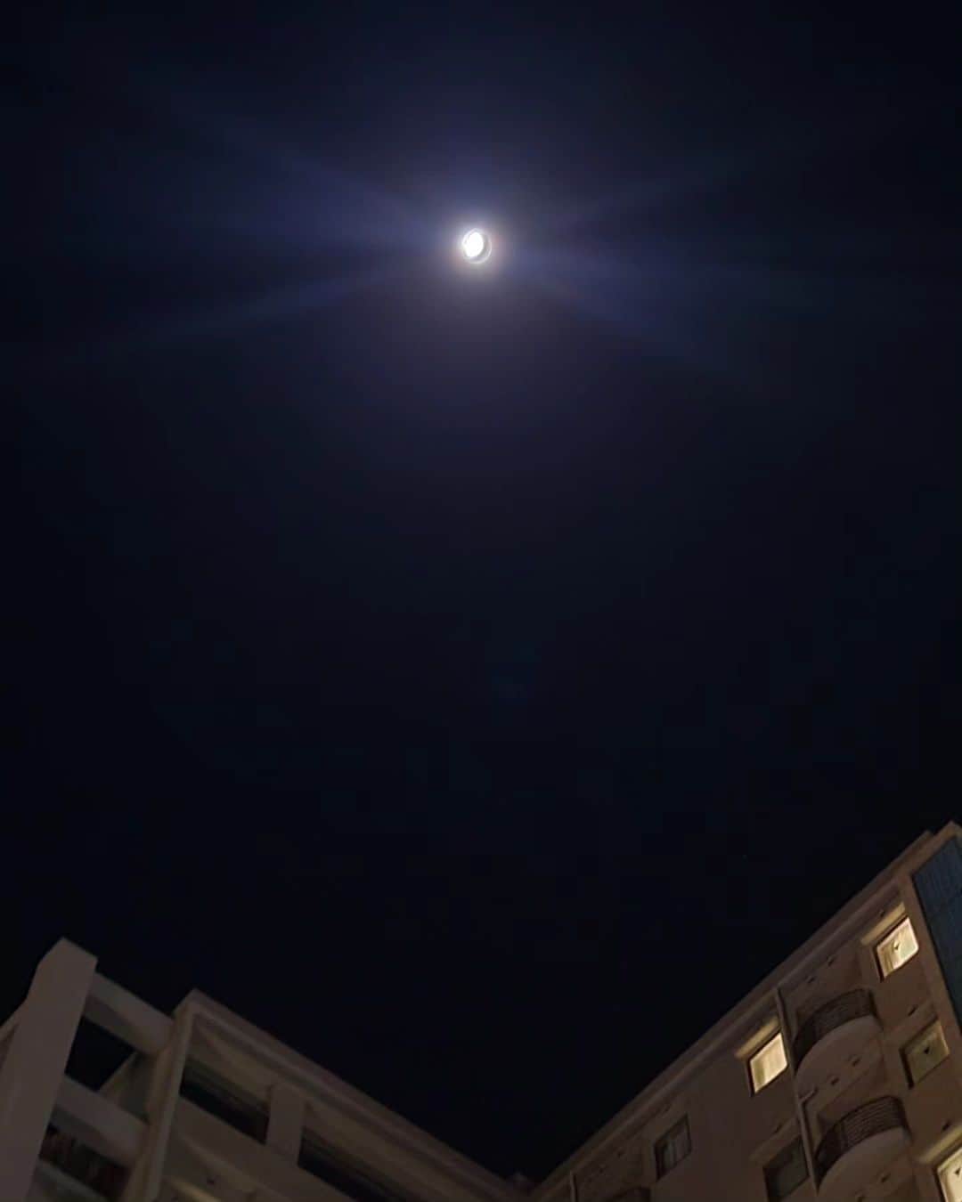 yuina.ushio ueharaのインスタグラム：「. 全然綺麗に撮れないけど😂  2日間連続綺麗な月🌕️  なんかよくわからんけど エネルギーもらえそうよね！  夜空見ながら だらだらしたいなー！  #夜空がだいすき #中秋の名月  #満月 #この写真は翌日のやつ」