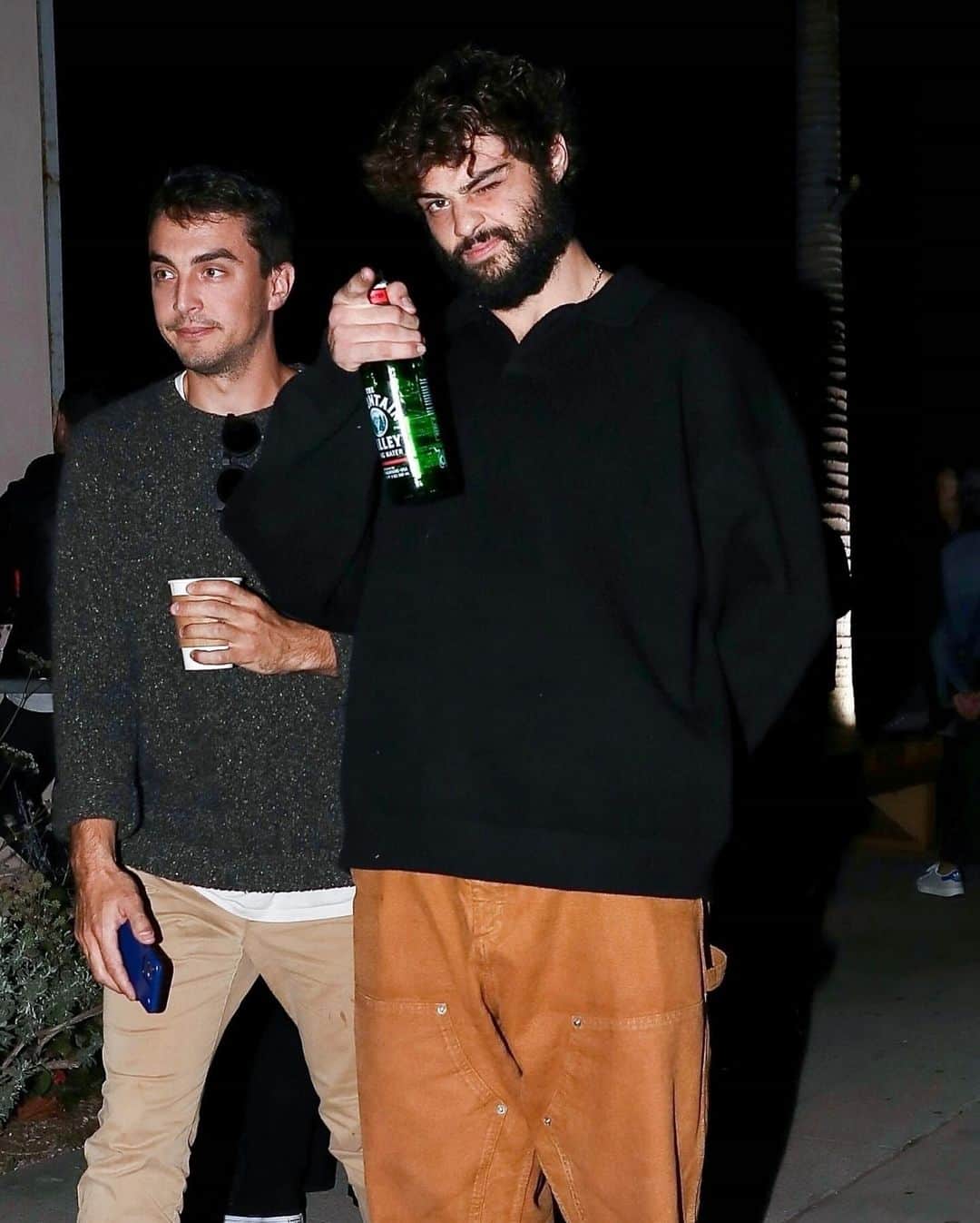 Just Jaredさんのインスタグラム写真 - (Just JaredInstagram)「Aubrey Plaza and Noah Centineo were spotted chatting in the lobby of a movie theater earlier this week. More photos and details on JustJared.com! #AubreyPlaza #NoahCentineo Photos: Backgrid」10月1日 14時57分 - justjared
