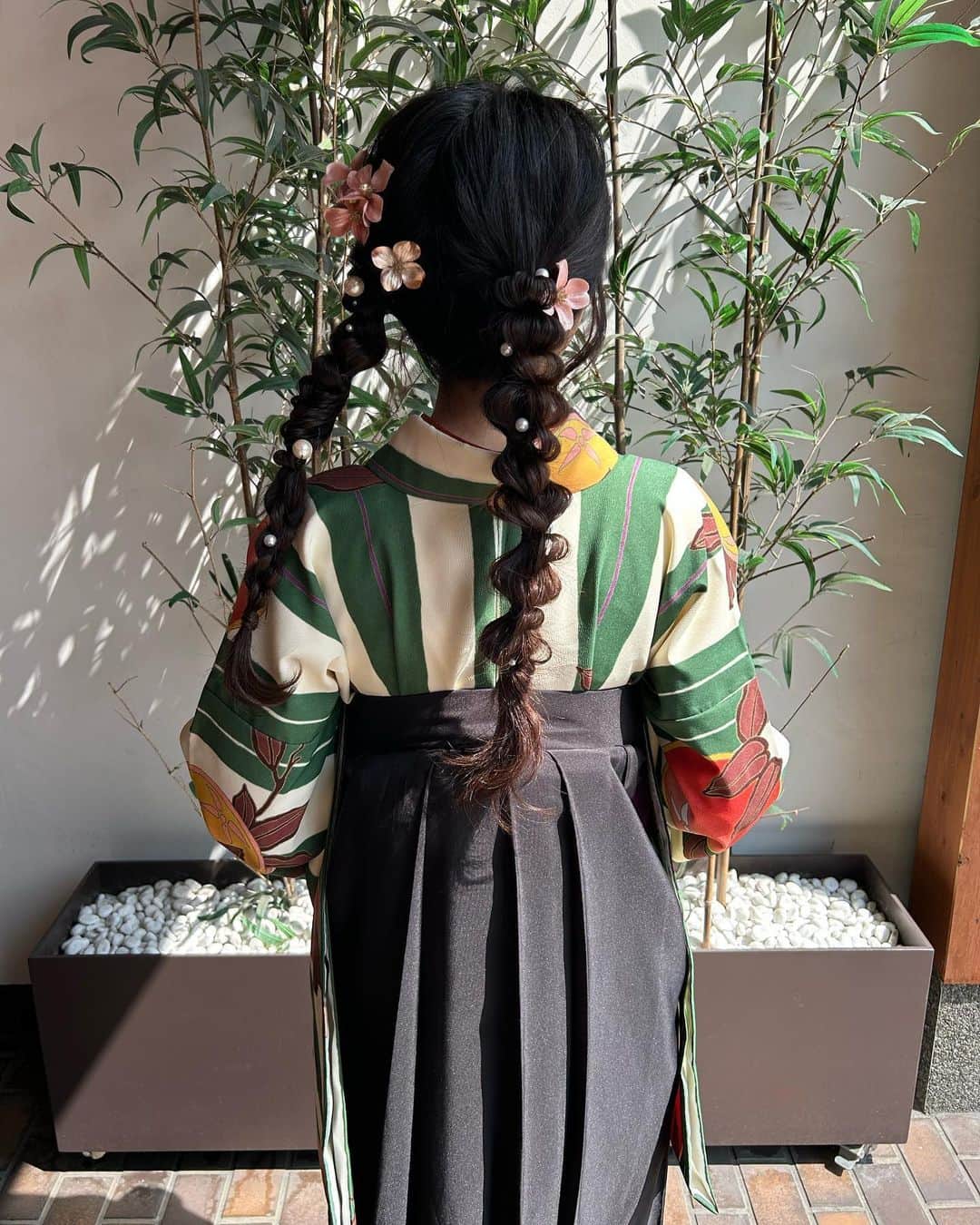 京都ヘアセット&着付け専門サロン夢館(ゆめやかた) さんのインスタグラム写真 - (京都ヘアセット&着付け専門サロン夢館(ゆめやかた) Instagram)「こんにちは、夢館です🫶  昼間は暑いですが、秋らしい風が吹くようになってきましたね🍃  袴のお客様が多くなる季節です、袴に合うヘアスタイルご紹介します！  ツインの編みおろしです♪ 左右少し違ったアレンジがかわいい💕  🌱ご予約はTOPのURLから🌱 ヘアセットのみのご予約も承っております、お気楽にご相談ください😊  #京都着物レンタル #着物レンタル夢館 #夢館 #京都旅行 #京都散策 #京都観光 #袴 #ヘアセット #京都セットサロン #ヘアアレンジ #kimono #hairstyle #hakama #kyoto」10月1日 14時59分 - yumeyakatabeauty