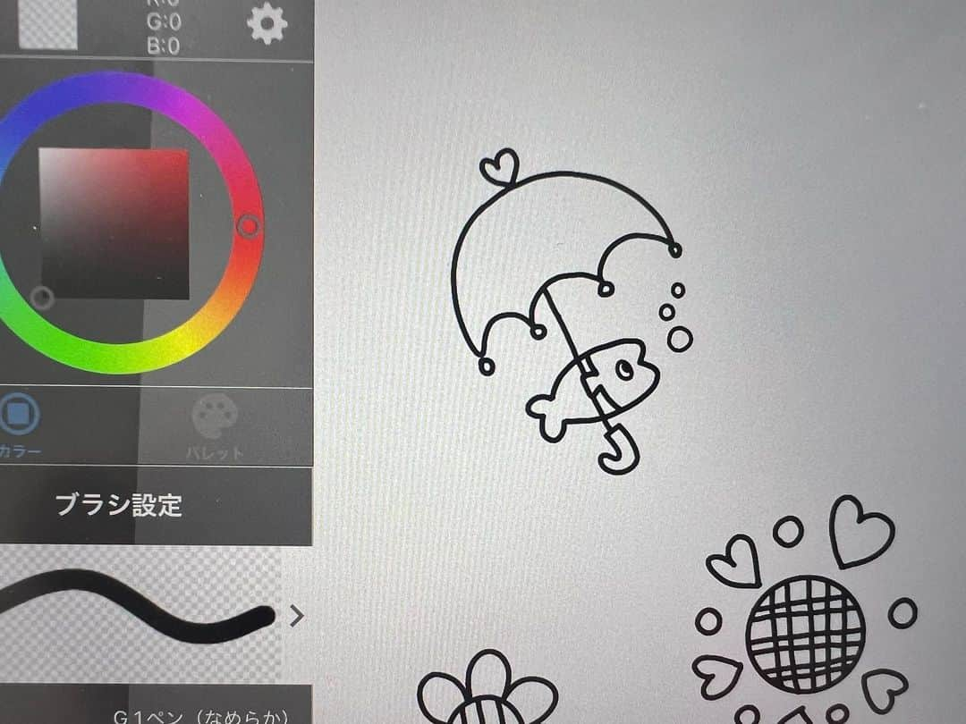 小田彩加のインスタグラム：「毎日毎日描いてます  飽きないです  これは友だちのお絵描きから、案をいただいたの🐠  いつか、あ！ここにいた！となると思うので、頭の片隅で覚えていてね。  買い物に行っても、ただ歩いていても目に入る全てのものがインスピレーションの対象になっていて、楽しい🌈  10月の目標も達成しますように〜」