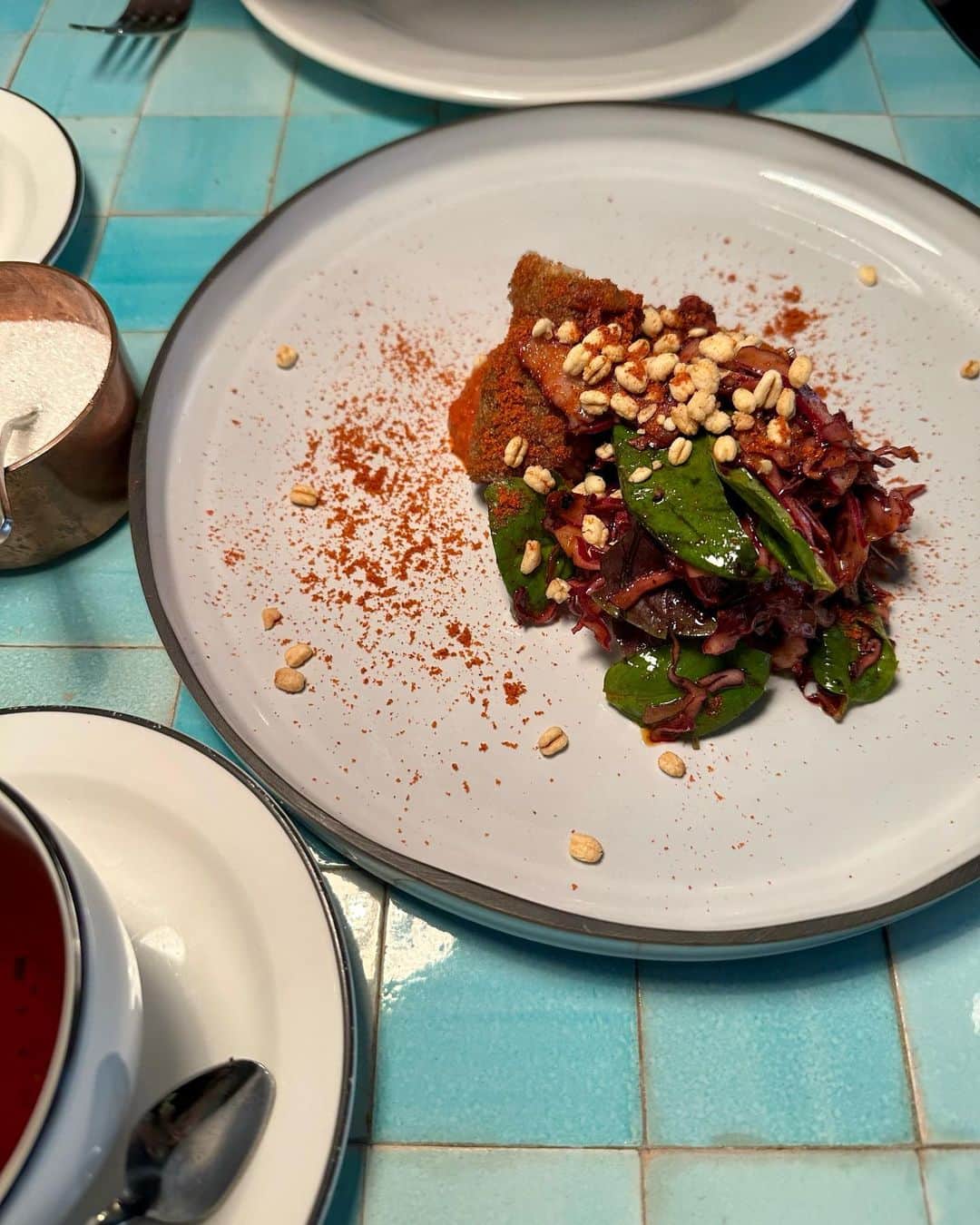 ジョー・チェン（Joe Chen）さんのインスタグラム写真 - (ジョー・チェン（Joe Chen）Instagram)「🪑 探索那些在巷子裡的 美麗小餐廳 和有趣的食物 是我眾多的小快樂之一 😙  #joe在旅行 #綠色系」10月1日 15時04分 - iam_joechen