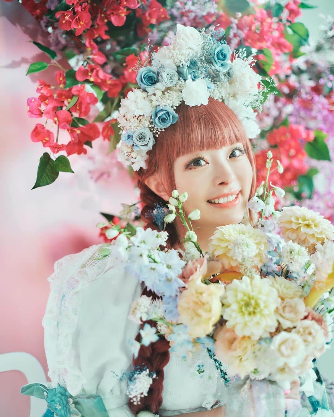 きゃりーぱみゅぱみゅのインスタグラム：「KPP×日比谷花壇 大好きなお花に囲まれて👰🏻‍♀️ みんなの素敵なウェディングに寄り添いたいな💍」