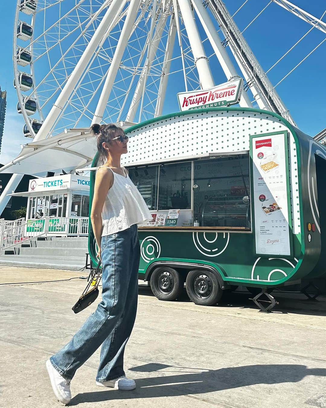 NueNueさんのインスタグラム写真 - (NueNueInstagram)「🎡☁️💙 跟這個超級有緣的摩天輪拍照紀念ㄧ下 曼谷四天居然有三天都來這👀」10月1日 15時04分 - iop_1004