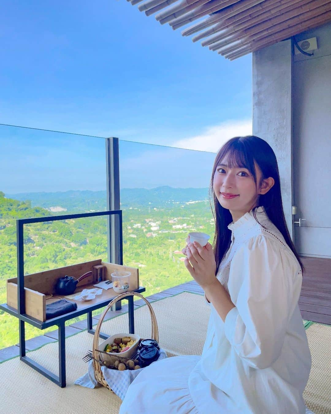 日野礼香のインスタグラム：「台南で宿泊した宿のテラスが絶景でした✨ 柵がなく透明の仕切りなので景色がそのまま楽しめるし お部屋の中からも最高の眺め🥹 朝食はござ引いてテラスで食べたよ✨ ここのプールも最高だったので次回載せます❤️  #taiwan #tainan #southtaiwan #trip #tripstagram #travel #travelstagram #taiwantrip #hotel #taiwanhotel #nature #台南 #台湾 #寺 #海外旅行 #乗り鉄 #旅好き #旅好き女子 #タビジョ #旅スタグラム #台湾旅行 #台湾観光 #台南宿 #宿 #絶景宿  #絶景 #朝食 #仙湖休閒農場 #pr」