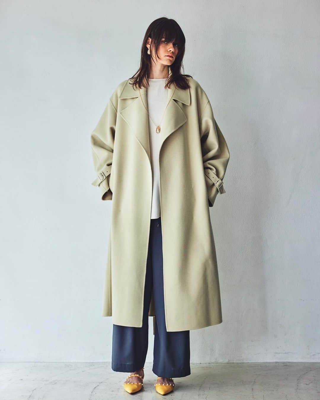 DRESSLAVEさんのインスタグラム写真 - (DRESSLAVEInstagram)「. DRESSLAVE 2023 AUTUMN & WINTER COLLECTION  coat ¥64,900 (coming soon) blouse ¥24,200 pants ¥25,300 pamps ¥31,900/ @tsurubymarikooikawa  necklace ¥20,900/ @ader_official  piece ¥20,350/ @ader_official   #DRESSLAVE #ドレスレイブ #23aw #2023aw #autumn #winter #catalog #webcatalog #fashion #coordinate #styling #coat #outer #コート #アウター #tsurubymarikooikawa #aderbijoux」10月1日 15時06分 - dresslaveofficial