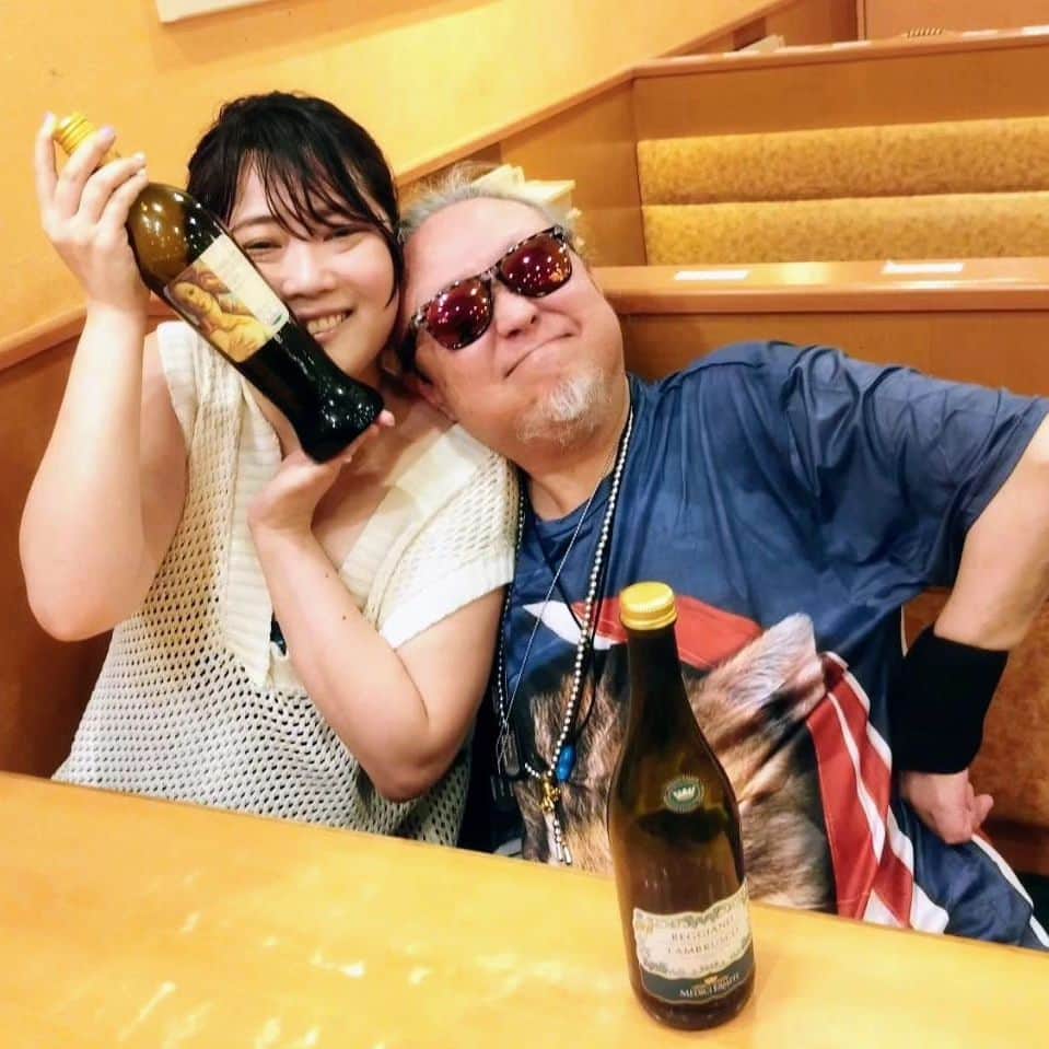 テレンス・リーさんのインスタグラム写真 - (テレンス・リーInstagram)「【令和方丈記〜咳をしても独り〜終の棲家】 皆様、44日ぶりのご無沙汰です。生きてます。 酷い体調不良で手間が掛かりましたが、田舎町の小さな小さな部屋に引っ越しました。 家財道具は最小限。風呂、トイレはバリアフリー。 ここで闘病しながらゆるゆると死ぬ準備です。 この間、遠方から会いに来てくれた美女芸人さゆりさん、シンガーのmamiさん、作家の松田優さん、朋友の茂木和男ちゃんに感謝です。 お見舞いの連絡をくださったキャンディ・ミルキィさん、作家の大泉りかさん、シンガーの絆奈ハンナさんに感謝です。 これからはジジィの死にゆく旅路を徒然に投稿する心算でいます。あらためてよろしくお願いします。」10月1日 15時20分 - terence.lee.official