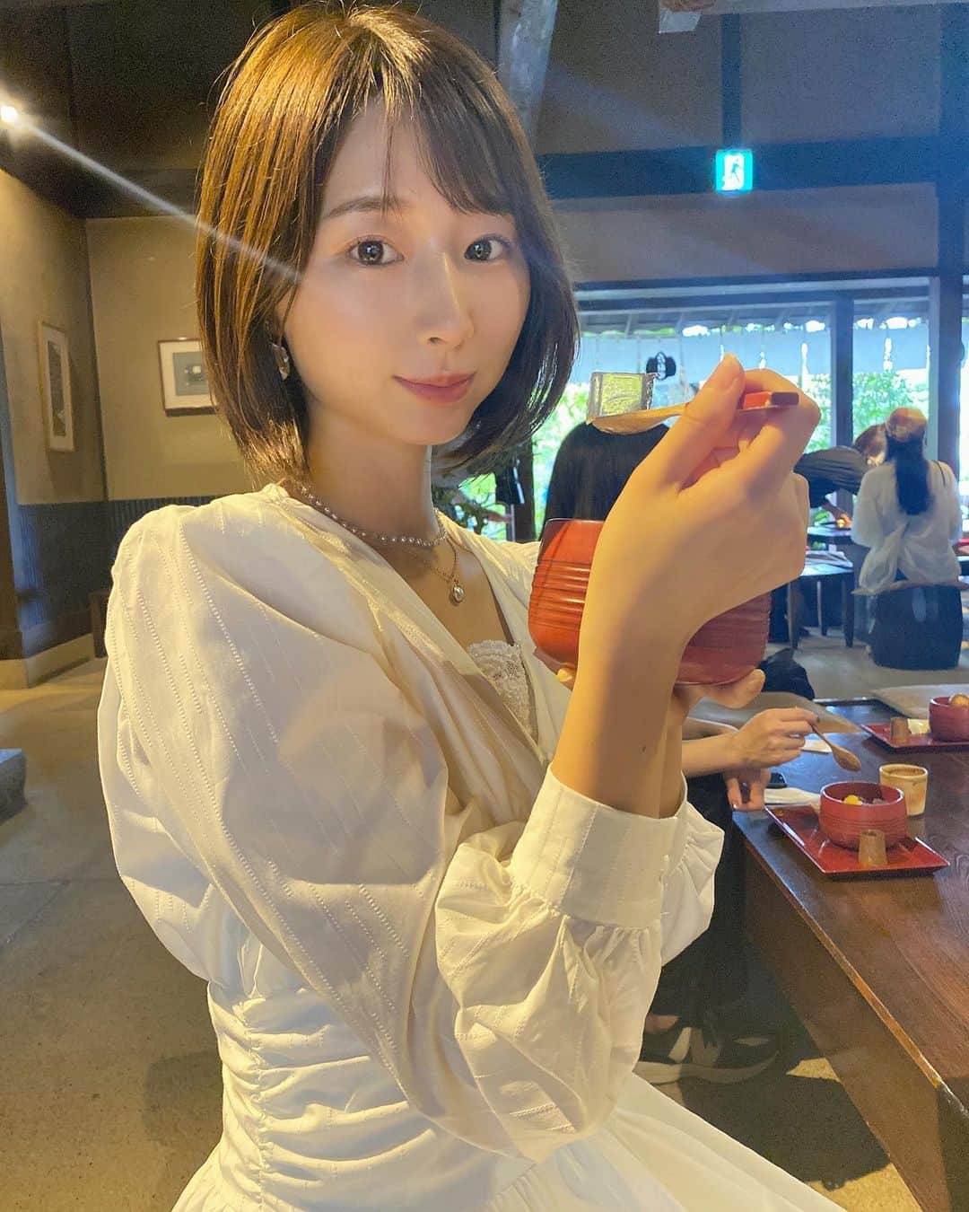 北川りなさんのインスタグラム写真 - (北川りなInstagram)「. 今日は写真教室のモデルで滋賀県行ってきたよ♪  合間にカフェでひと休憩☕️  10月入ってやっと涼しくなってきたね☺️  衣装は @shein_japan 14780041 撮影映えするワンピースでお気に入り❤️ coupon『23FWJP24』でmax20%offになるよ！  #FrontRowLive #SHEINfw23 #SHEINforAll #ad#ワンピース#白ワンピース#カフェ#カフェ巡り #ボブヘア#撮影モデル #白コーデ#ショートヘア」10月1日 15時19分 - ri.s215.na
