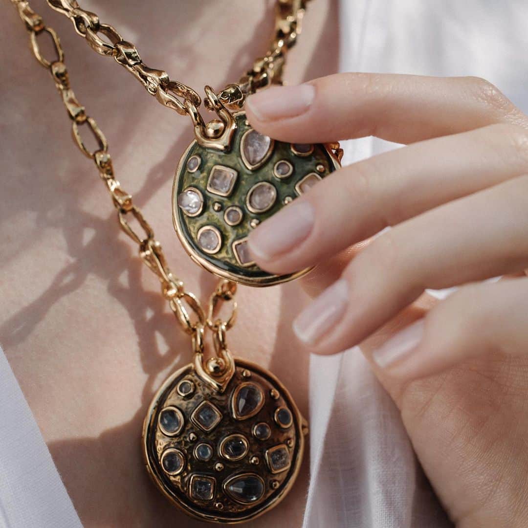グーセンス パリのインスタグラム：「Kind of magic jewels that can hide a secret inside or just another magic jewel.   #goossensparis」