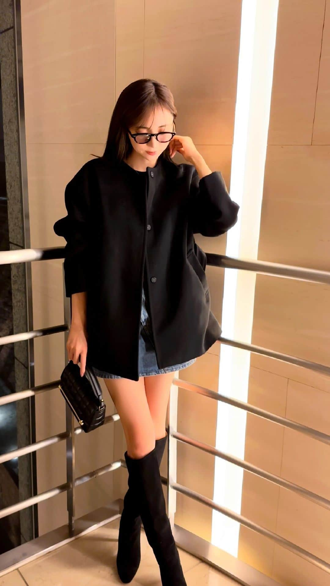 岡部あゆみのインスタグラム：「Outfit🖤🗼💫 涼しくなってきて服選びが楽しい🍂 ⁡ 🧥 10月5日(木)18:00- ¥8,990- 👕 @kobe_lettuce  🩳 @loewe  👜 @strathberry  👢 @pellico_official  📿 @vancleefarpels」