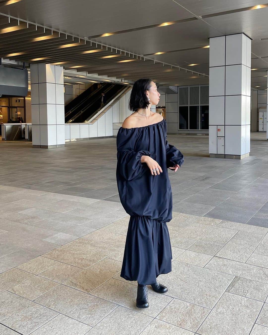 ETRÉ TOKYO ストアのインスタグラム：「@etretokyo  【Recommend items】 ㅤㅤㅤ ㅤㅤ #ETREオフショルダーバルーンワンピース NAVY / BLACK F size ¥33,000(tax in)  ㅤㅤㅤ  新宿スタッフ @etretokyo_nami 167cm @etretokyo_maki 157cm  本社スタッフ @sakiko_113 154cm  着用カラー：NAVY  ㅤㅤㅤ  - - - - - - - - - - - - - - - - - - - - - - - - - - - -  商品詳細はTOPページURLよりチェック🔍 ›› @etretokyo_store  ㅤㅤㅤ スタッフコーディネートも毎日更新中【 #etretokyo_staff_ootd 】をフォロー🐿️  TOPページの"フォロー中"から 気になるスタッフのアカウントをフォロー🤝  ㅤㅤㅤ ㅤㅤ  - - - - - - - - - - - - - - - - - - - - - - - - - - - - ⁡  【INFORMATION】 ⁡ㅤㅤㅤ ⁡ ※ ルミネカード会員様限定で店舗通販のご利用が可能です。  ⁡ ※お電話がつながりにくい可能性がございます。 ⁡ ※また混雑時には入場制限及び 試着点数の制限を設けさせて頂きます。 予めご了承ください。 ⁡ ⁡ ご理解、ご協力を賜りますよう 心よりお願い申し上げます。   ㅤㅤㅤ 【LUMINE SHINJUKU STORE】 ETRÉ TOKYO ルミネ新宿2店 TEL：03-5989-0979  ー営業時間ー (平日、土日祝)11:00-21:00 ⁡  #etretokyo#etre#fashion#etretokyoshinjuku #etre#2023etre#etretokyo_staff_ootd#2023aw #大人ファッションコーデ #シンプルスタイル  #オケージョンワンピース #オケージョンワンピース #お呼ばれスタイル #肩出し #肌見せコーデ」