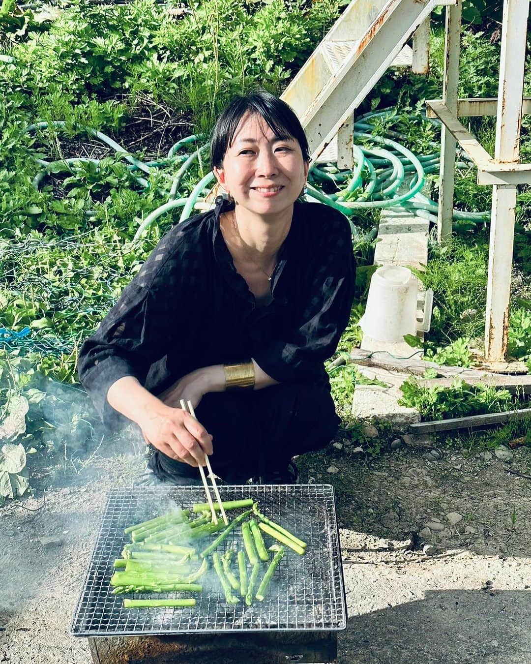 真藤舞衣子のインスタグラム：「先日の　@jet_farm_asparagus_hokkaido さんへ行った時、収穫してすぐに炭火でも焼いたの美味しかった。採れたて格別でした。 しばらくアスパラ投稿になるかも笑  #ハセパラ愛　  photo by @miyakoakiyama」